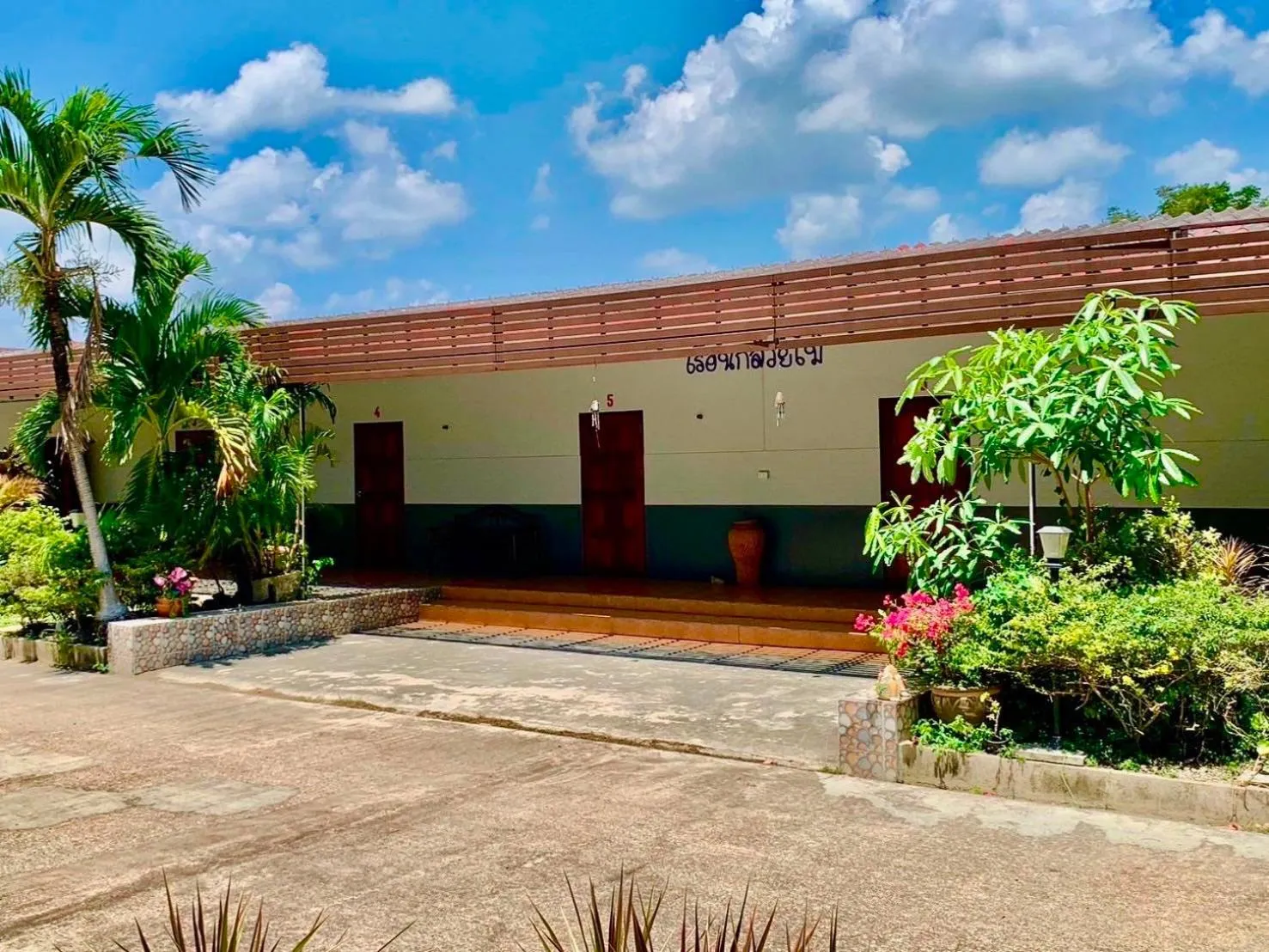 Facade/entrance in Baan Kenpoo Resort