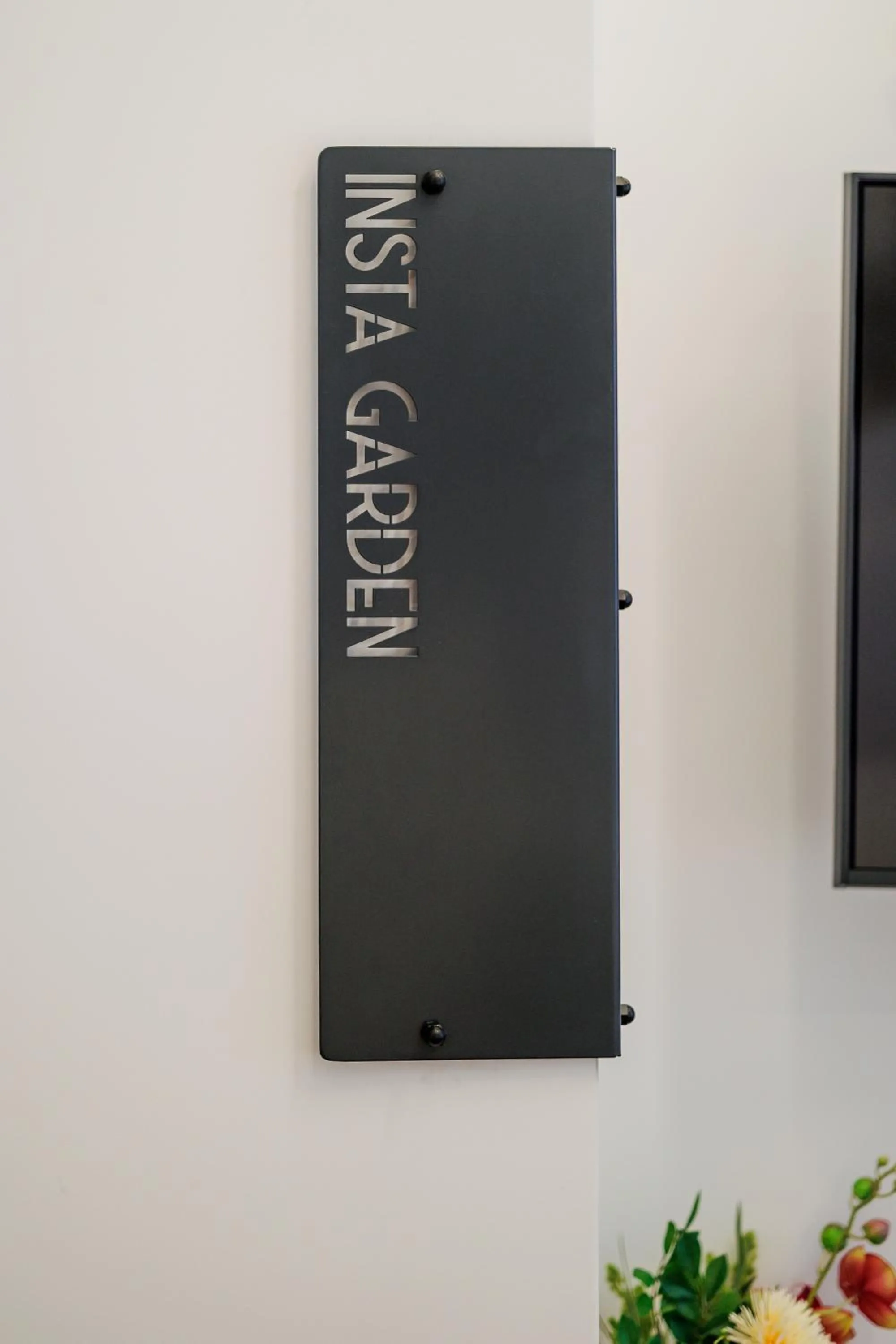 Text overlay in Rosetti One