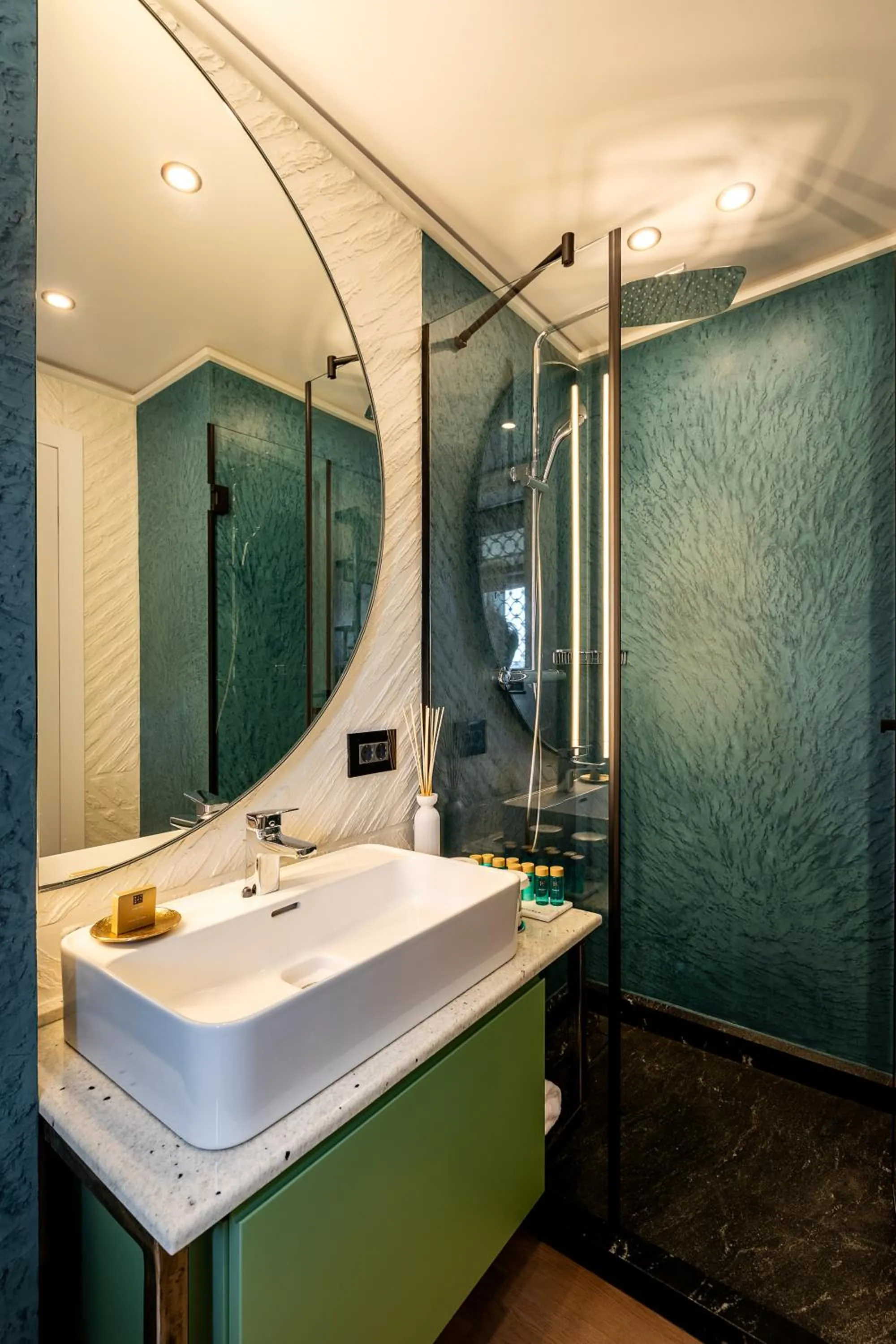 Shower in Rosetti One