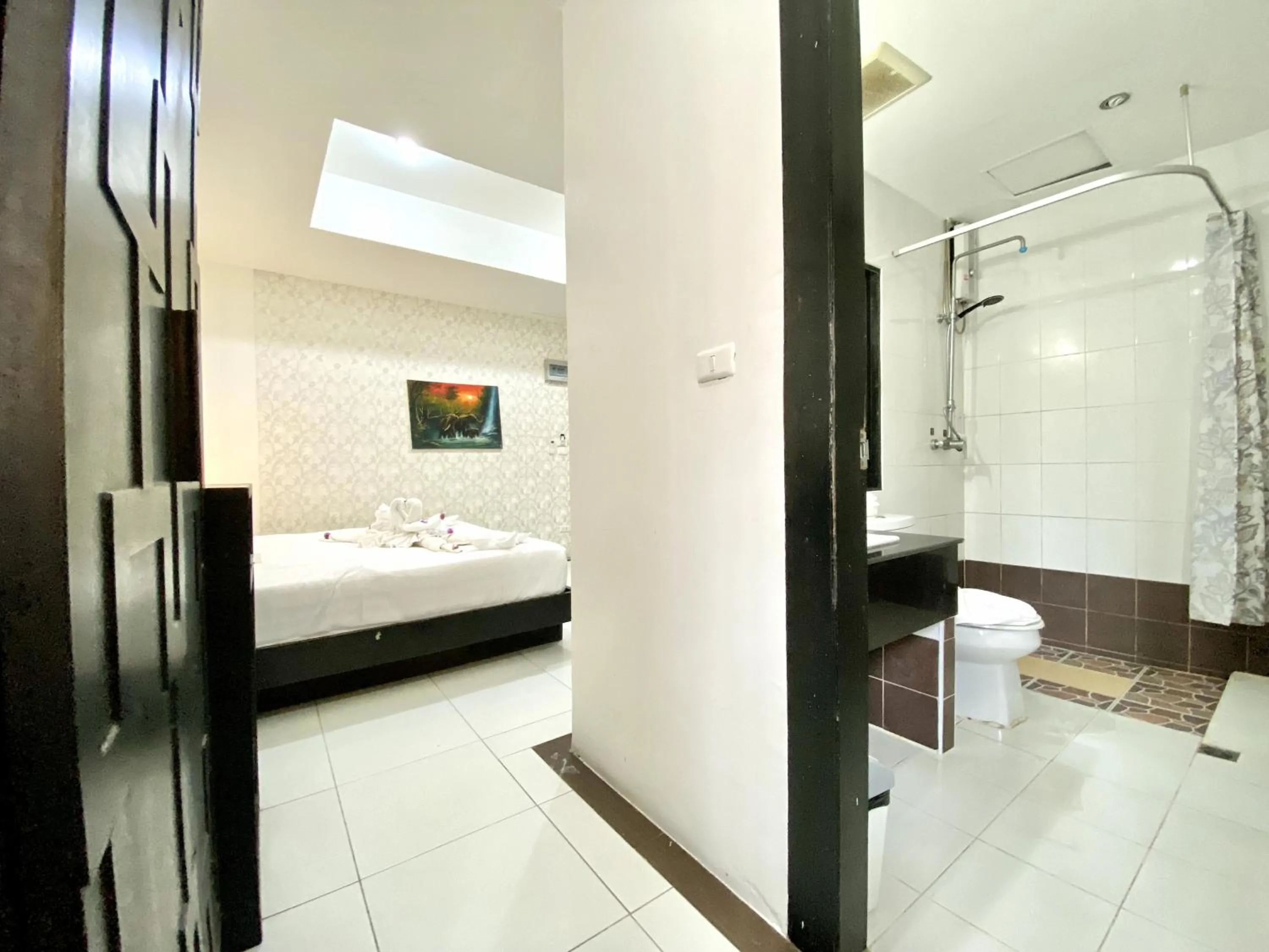 Shower, Bed in Beachwalk Patong