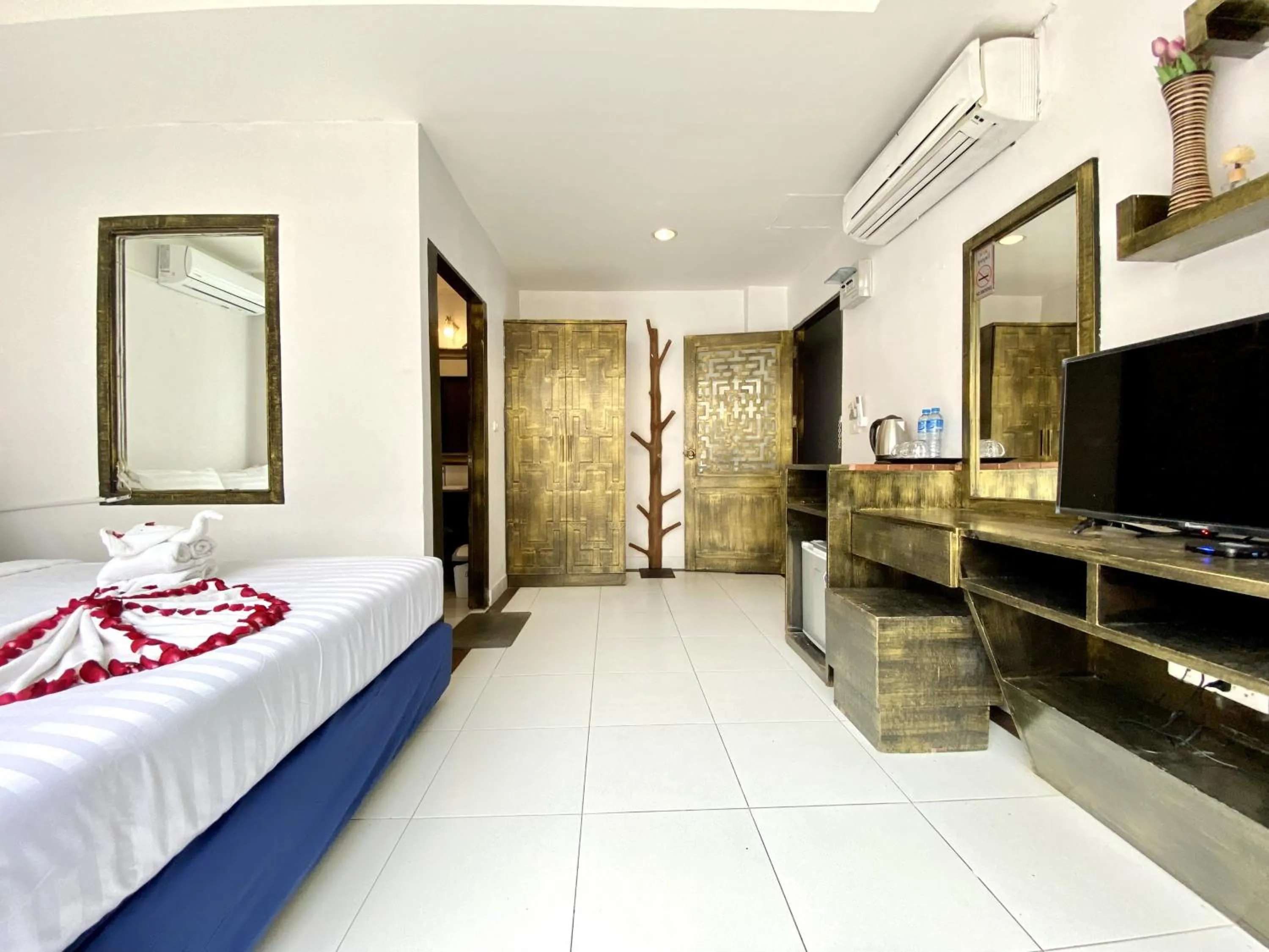 Bed in Beachwalk Patong