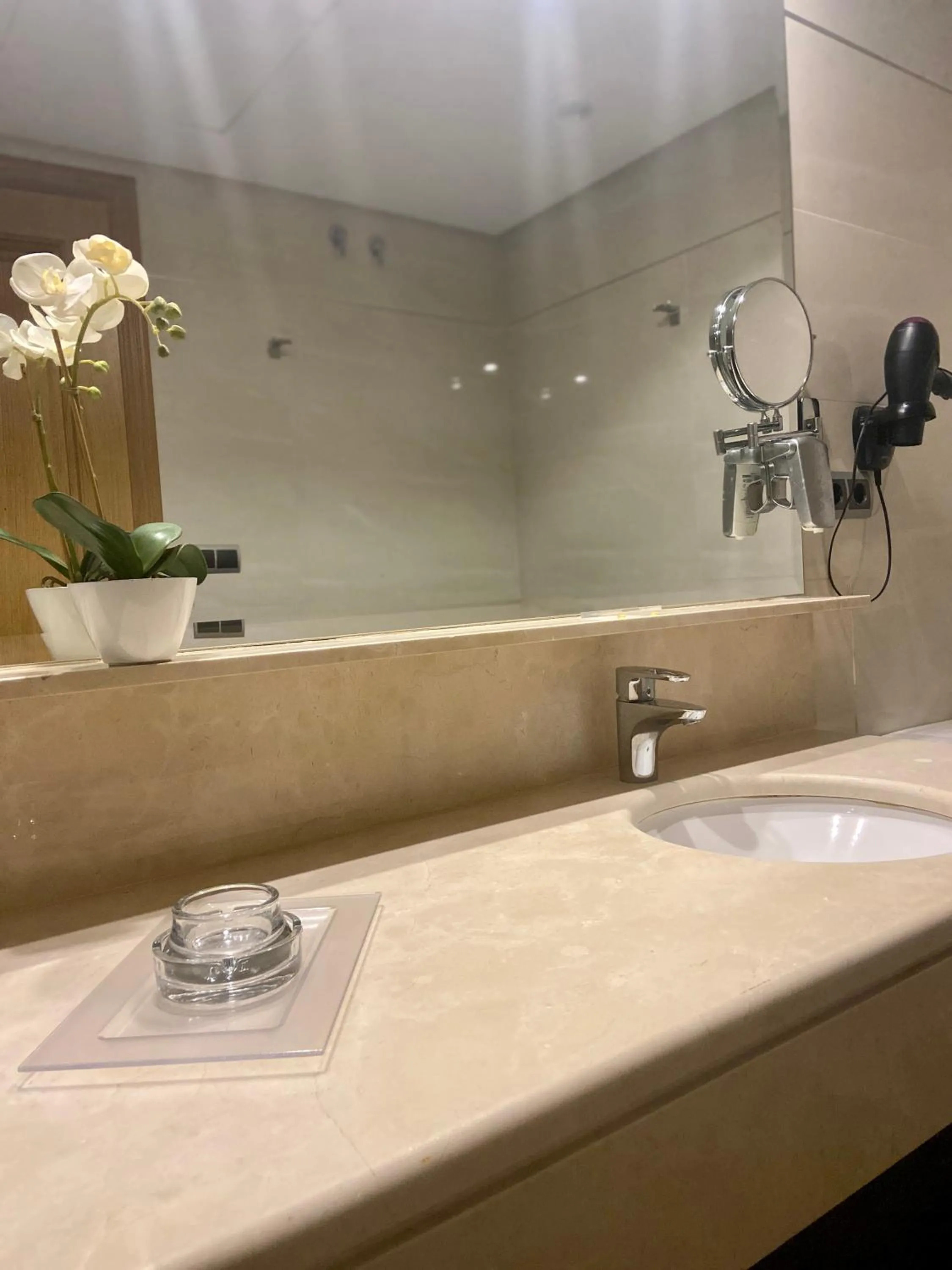 Shower in ArtPlatinum SUITES&APARTMENTS