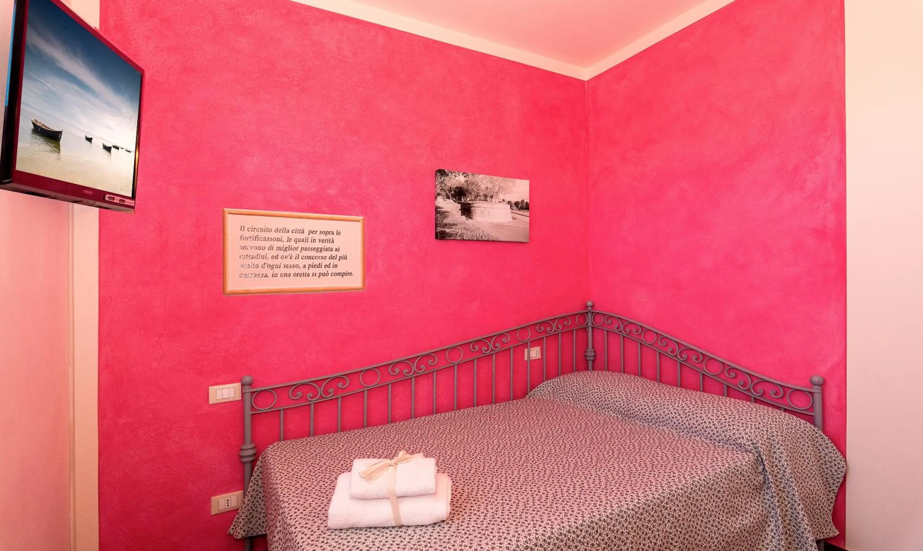 Bed in B&B Il Giardino dei Poeti and Apartaments