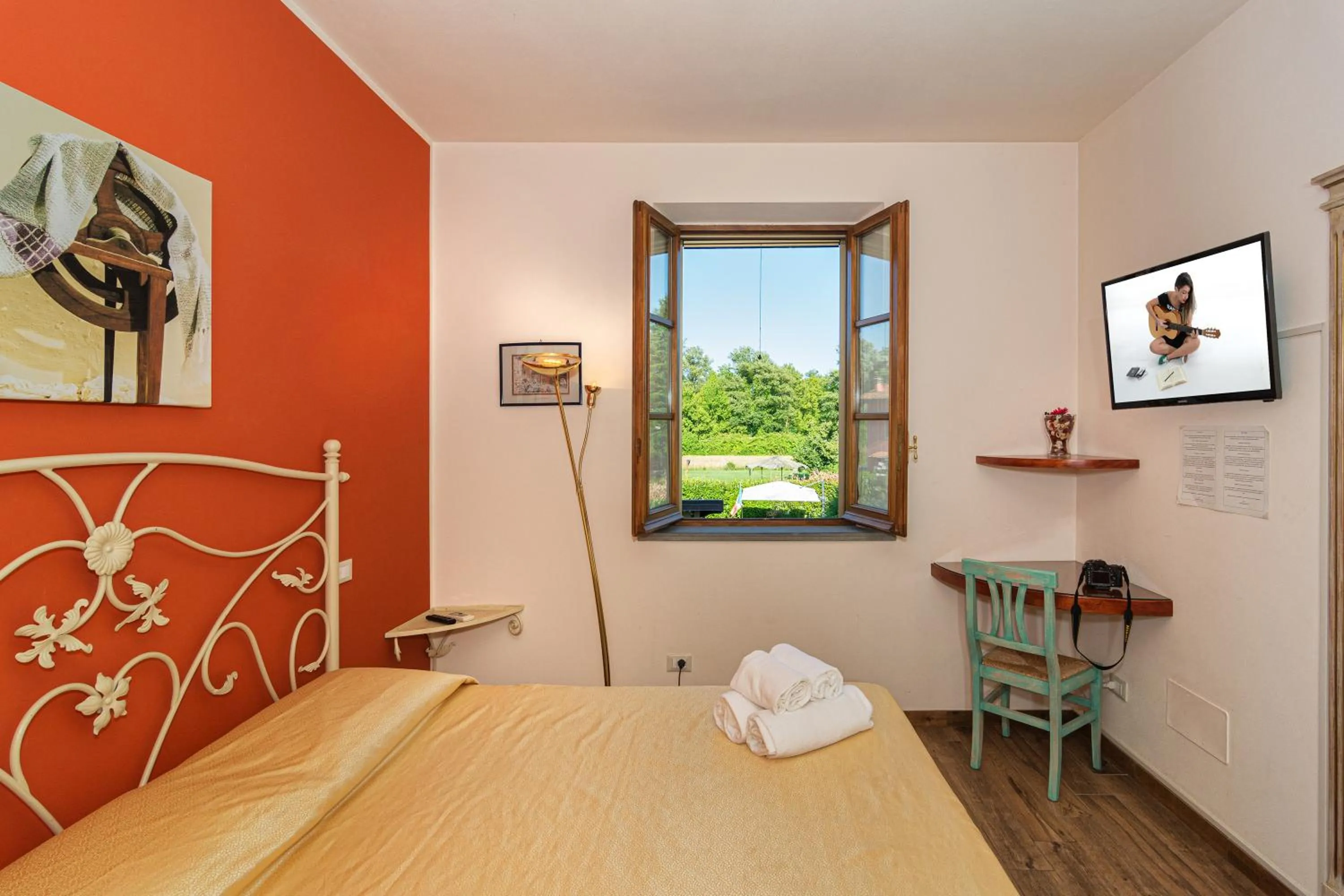 Bed in B&B Il Giardino dei Poeti and Apartaments