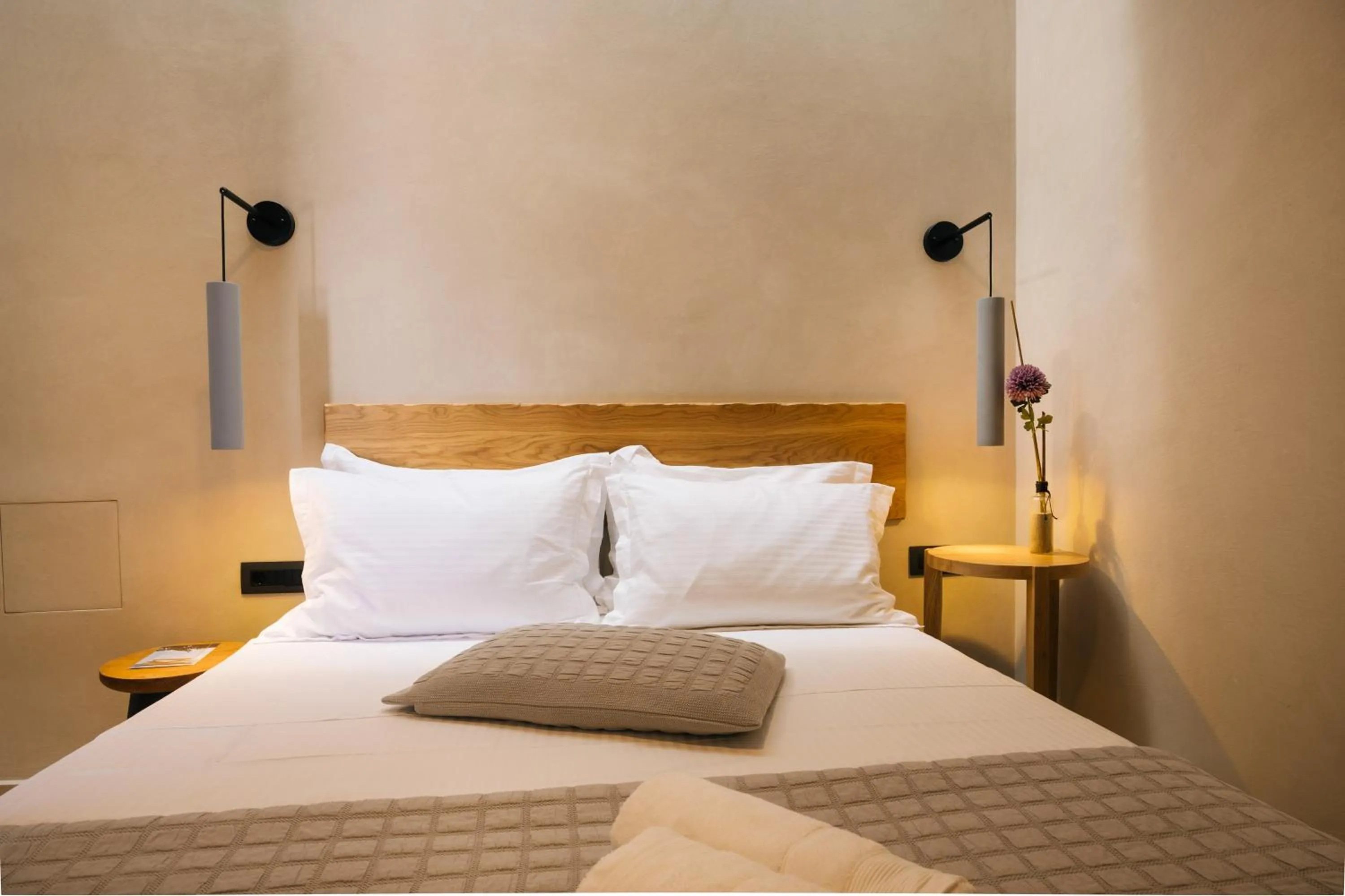 Bedroom, Bed in Mirthea Suites