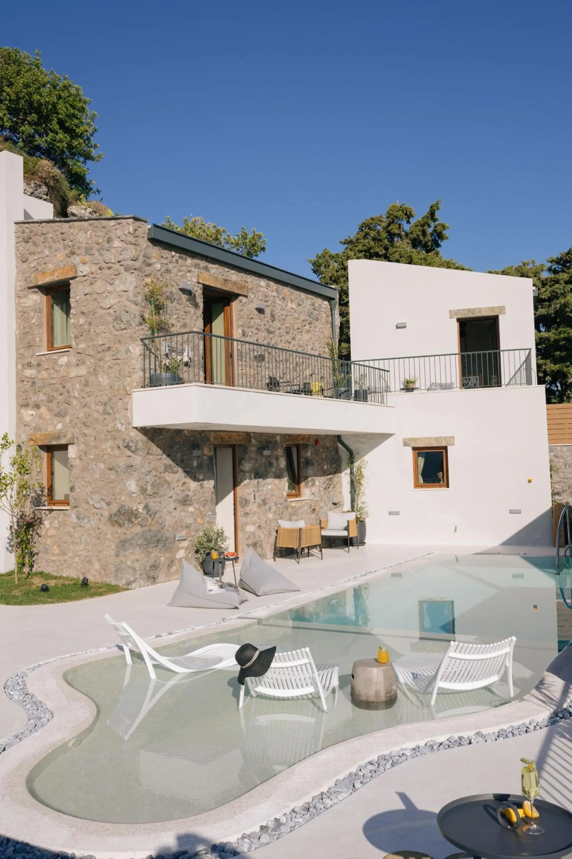 Property building in Mirthea Suites