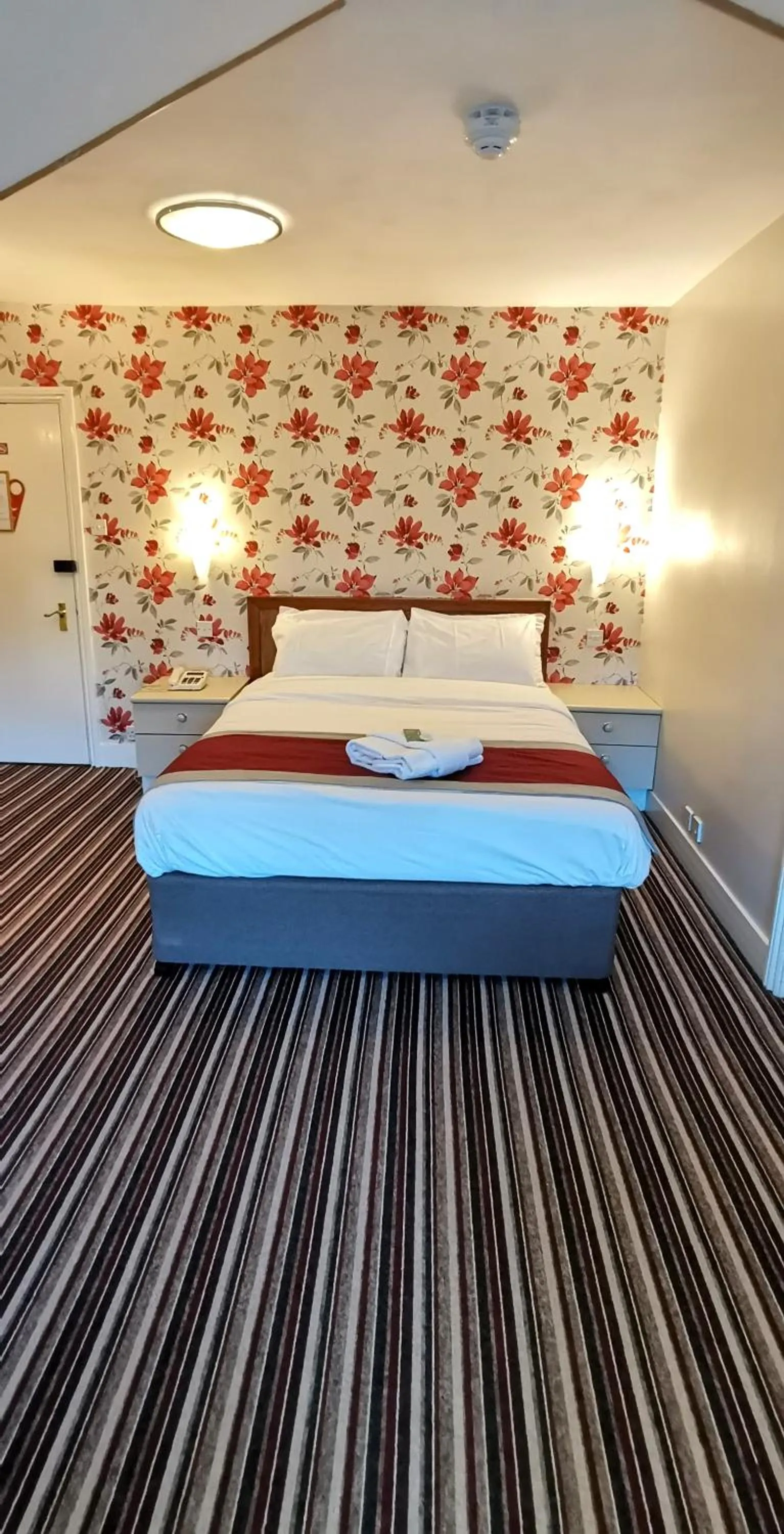 Bedroom, Bed in Russell Hotel