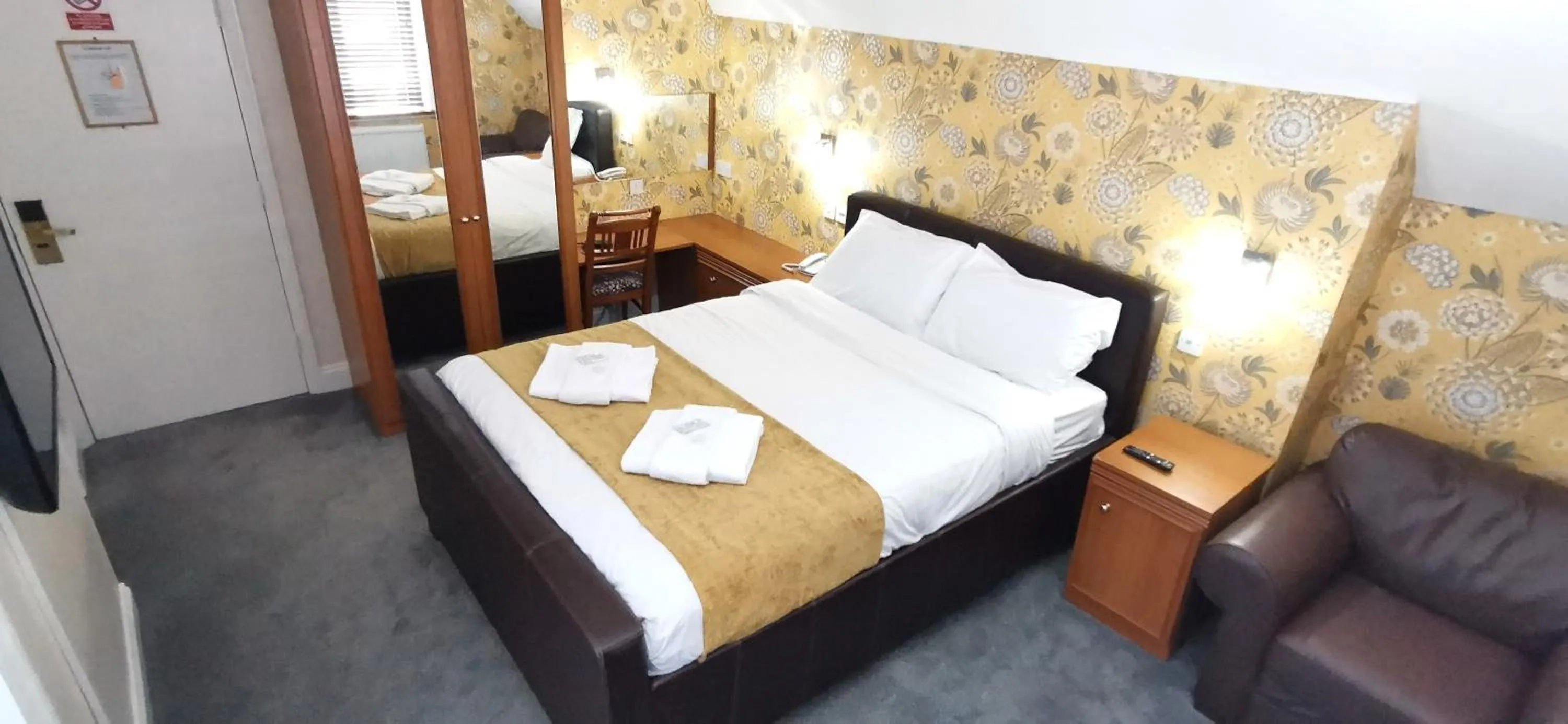 Property building, Bed in Russell Hotel