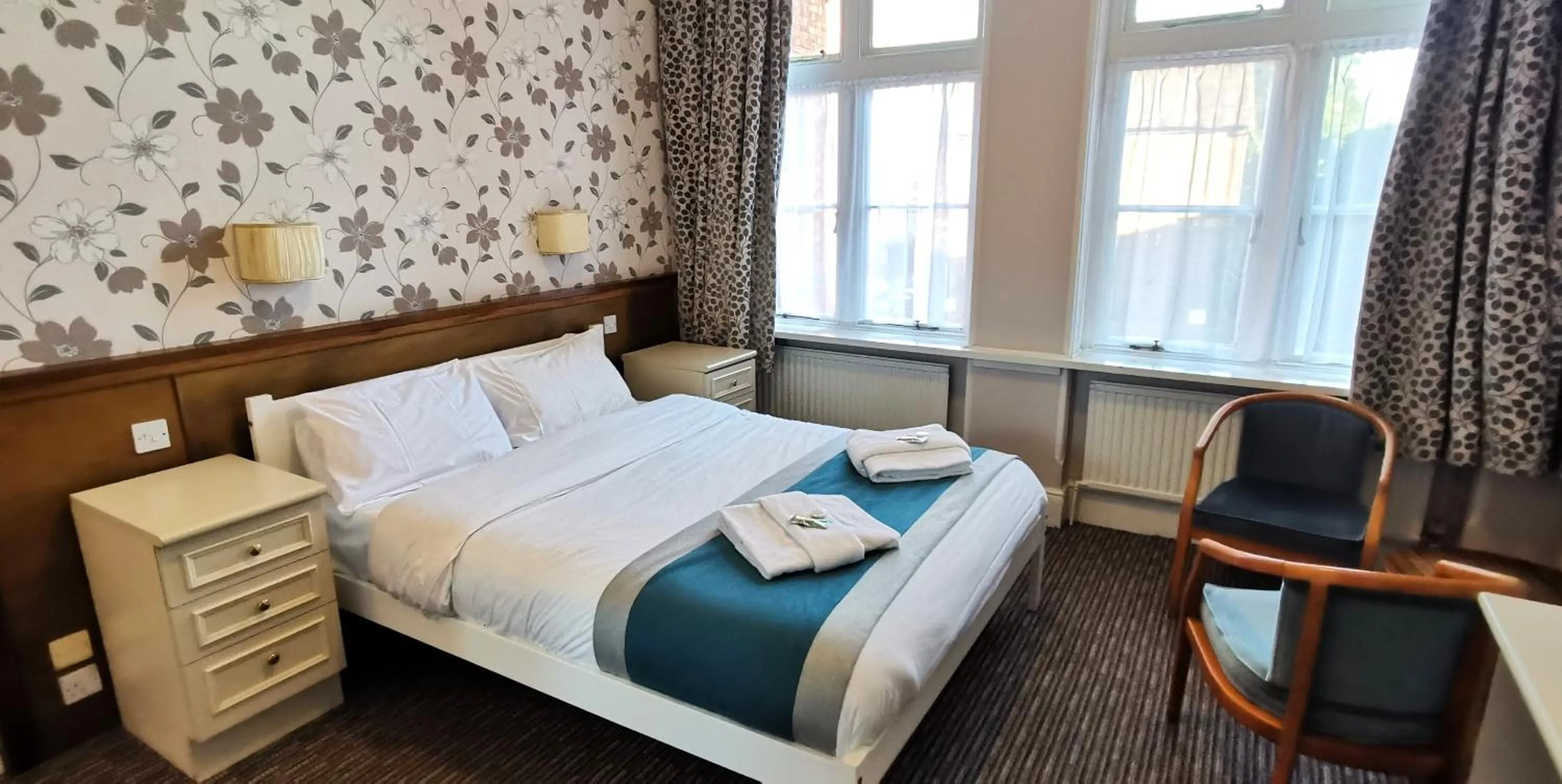 Bedroom, Bed in Russell Hotel