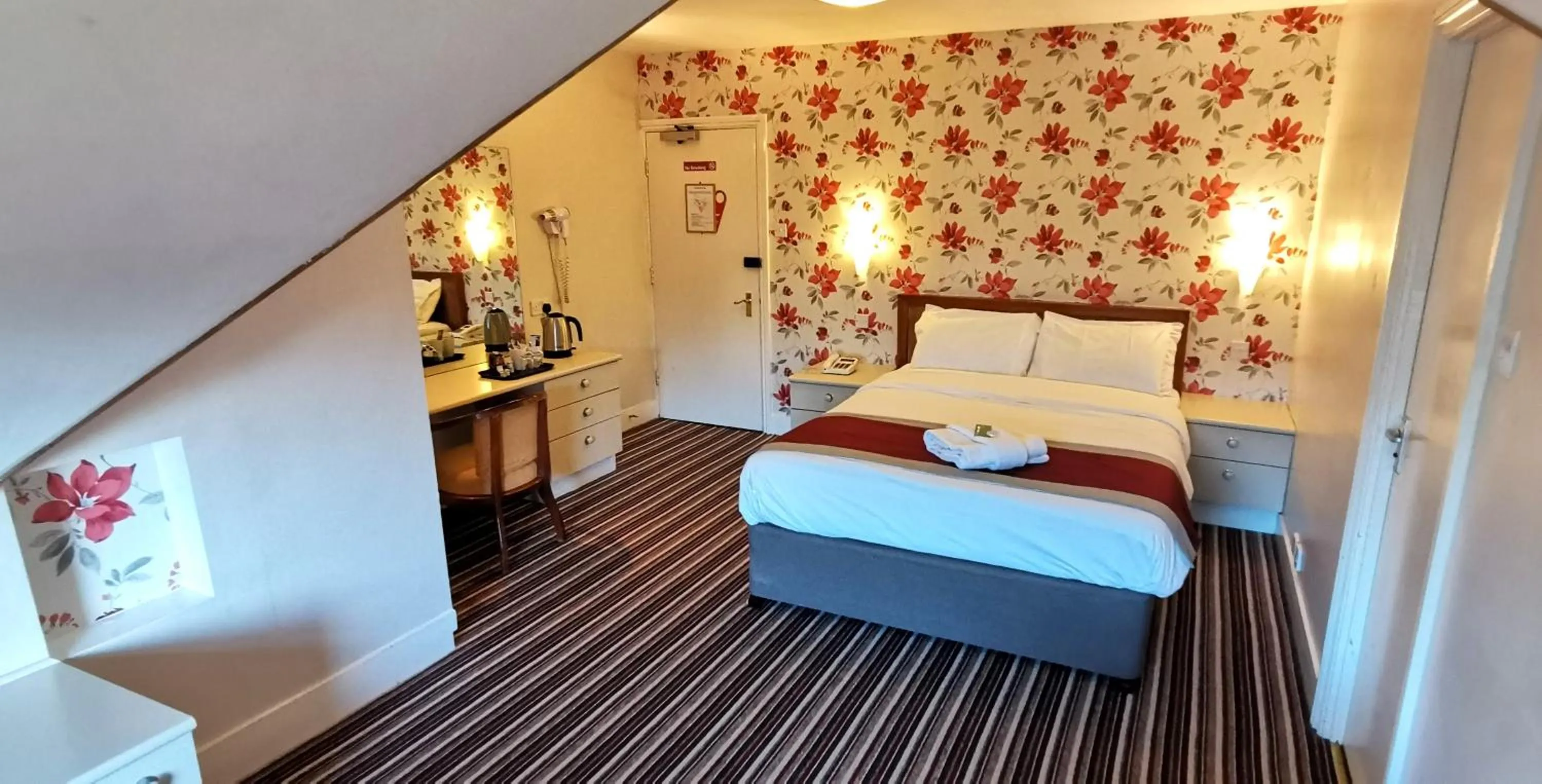 Bedroom, Bed in Russell Hotel