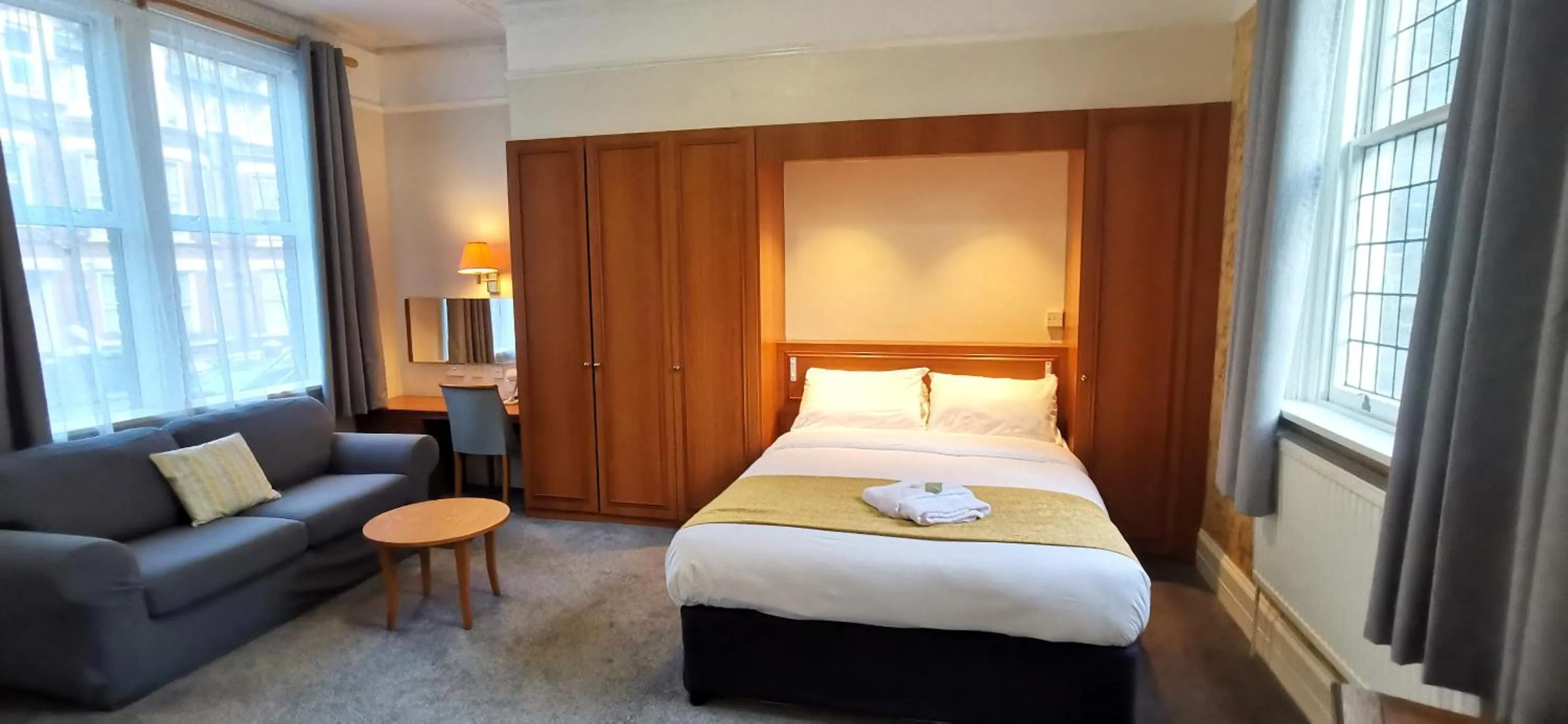 Property building, Bed in Russell Hotel