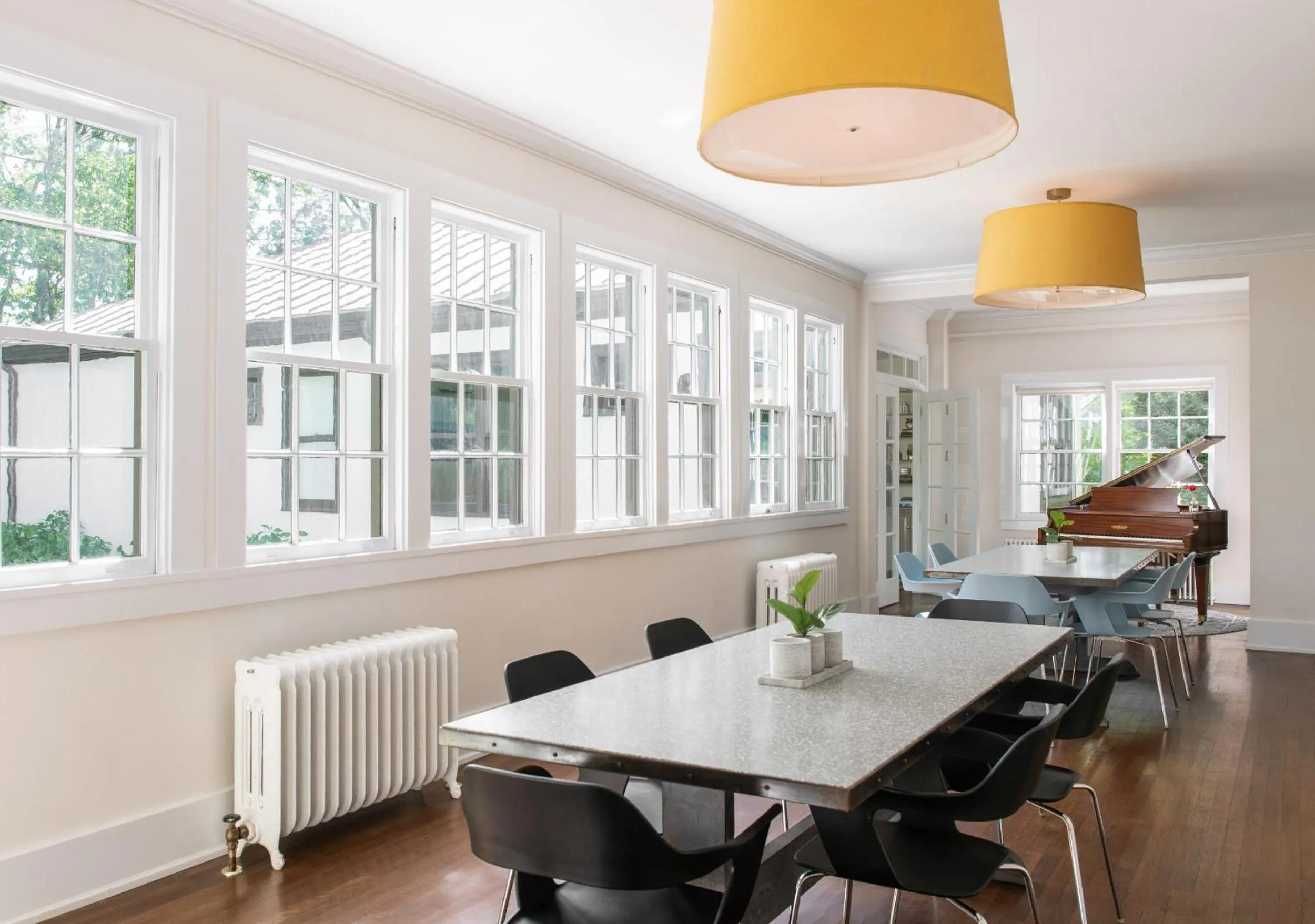 Dining area in Oakhurst Inn at the University