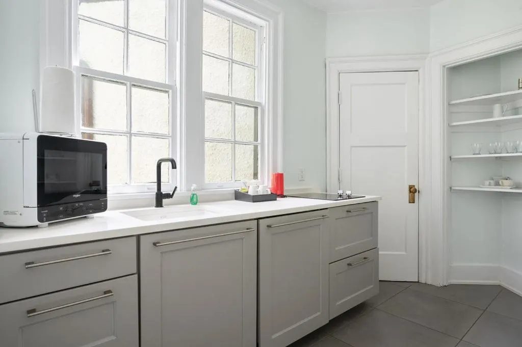 oven in Oakhurst Inn at the University