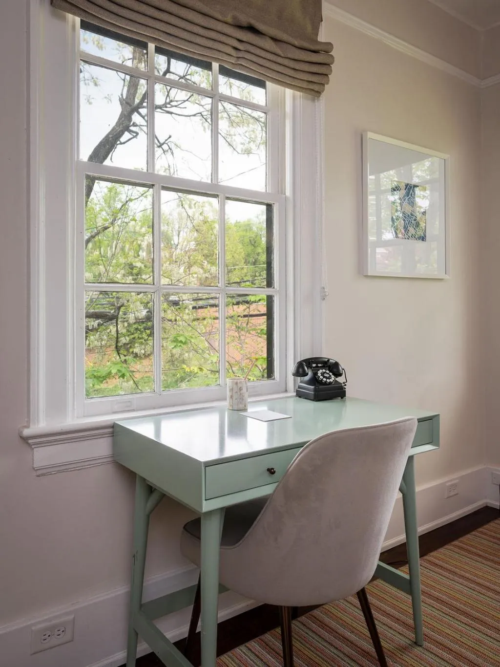 Seating area in Oakhurst Inn at the University