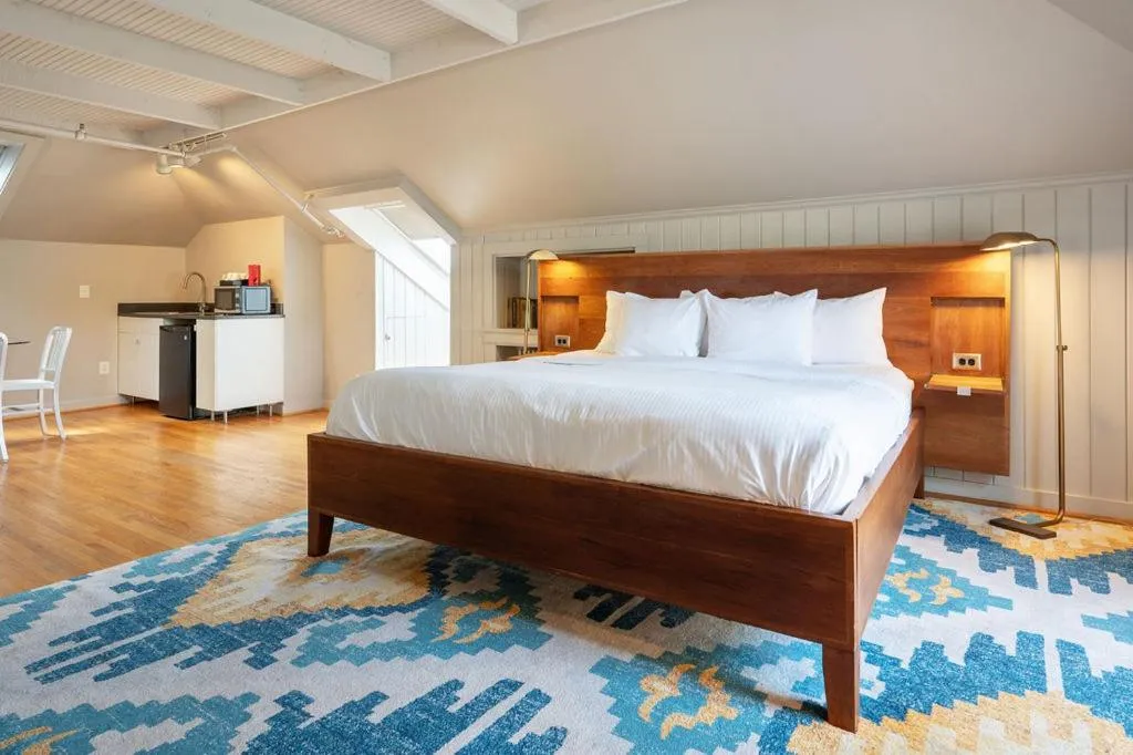 Bedroom, Bed in Oakhurst Inn at the University