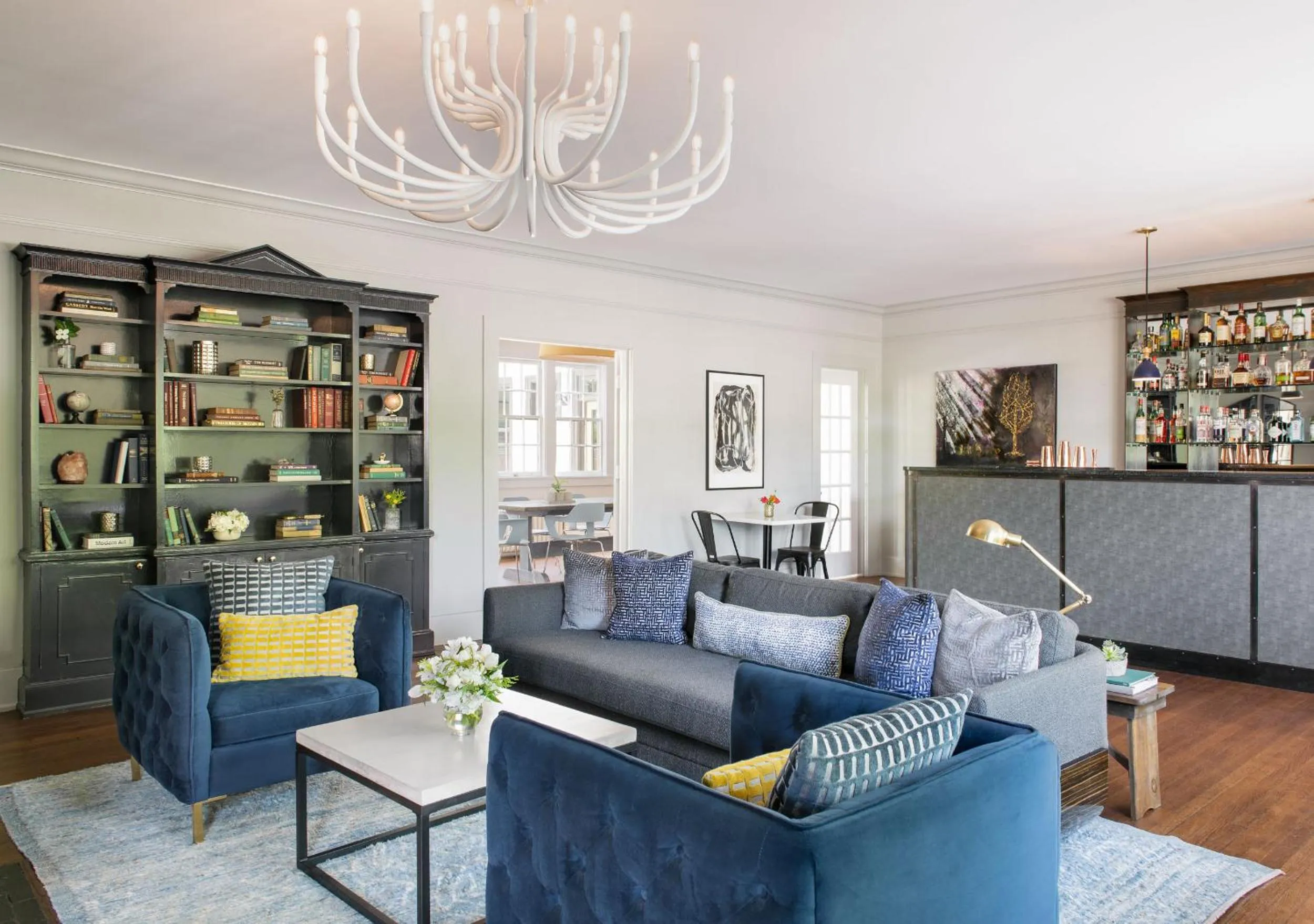 Lounge or bar in Oakhurst Inn at the University