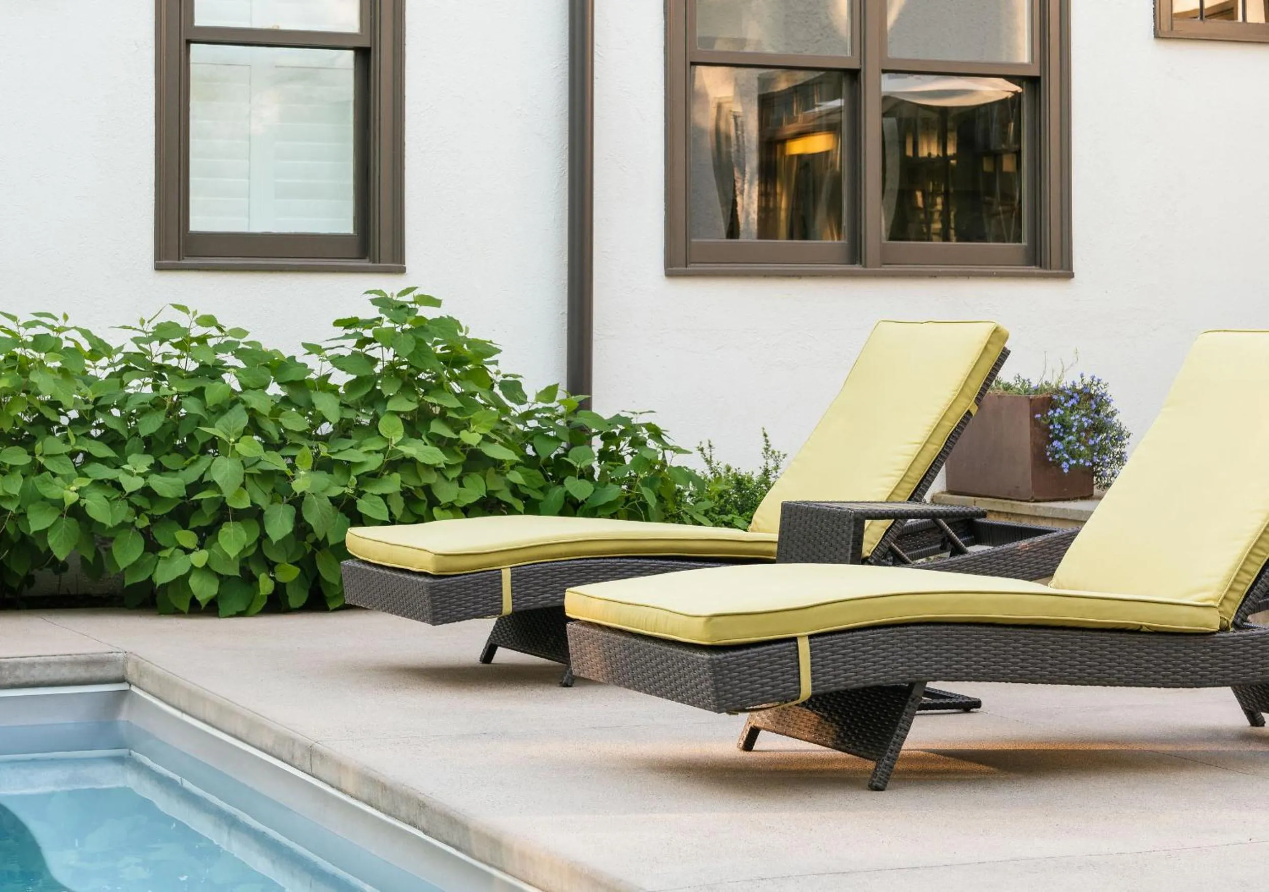 Swimming pool in Oakhurst Inn at the University