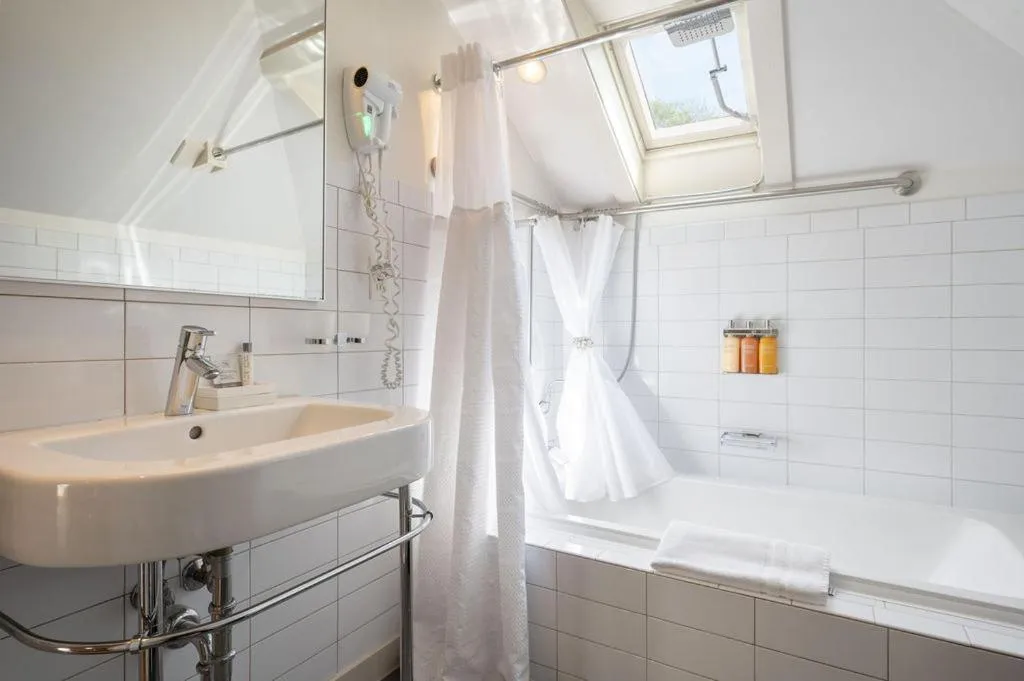 Bathroom in Oakhurst Inn at the University