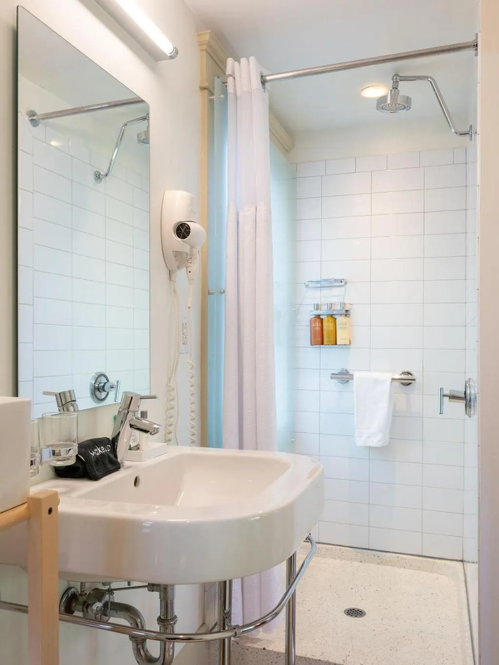 Shower in Oakhurst Inn at the University