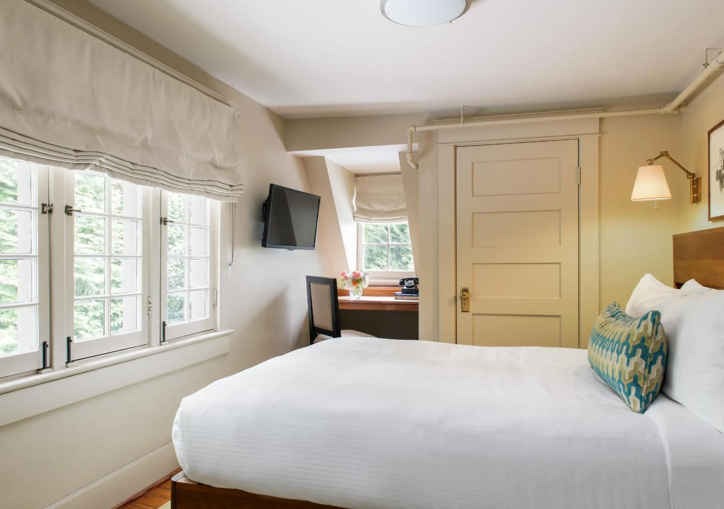 Bedroom, Bed in Oakhurst Inn at the University