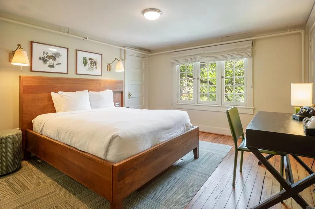 Bedroom, Bed in Oakhurst Inn at the University