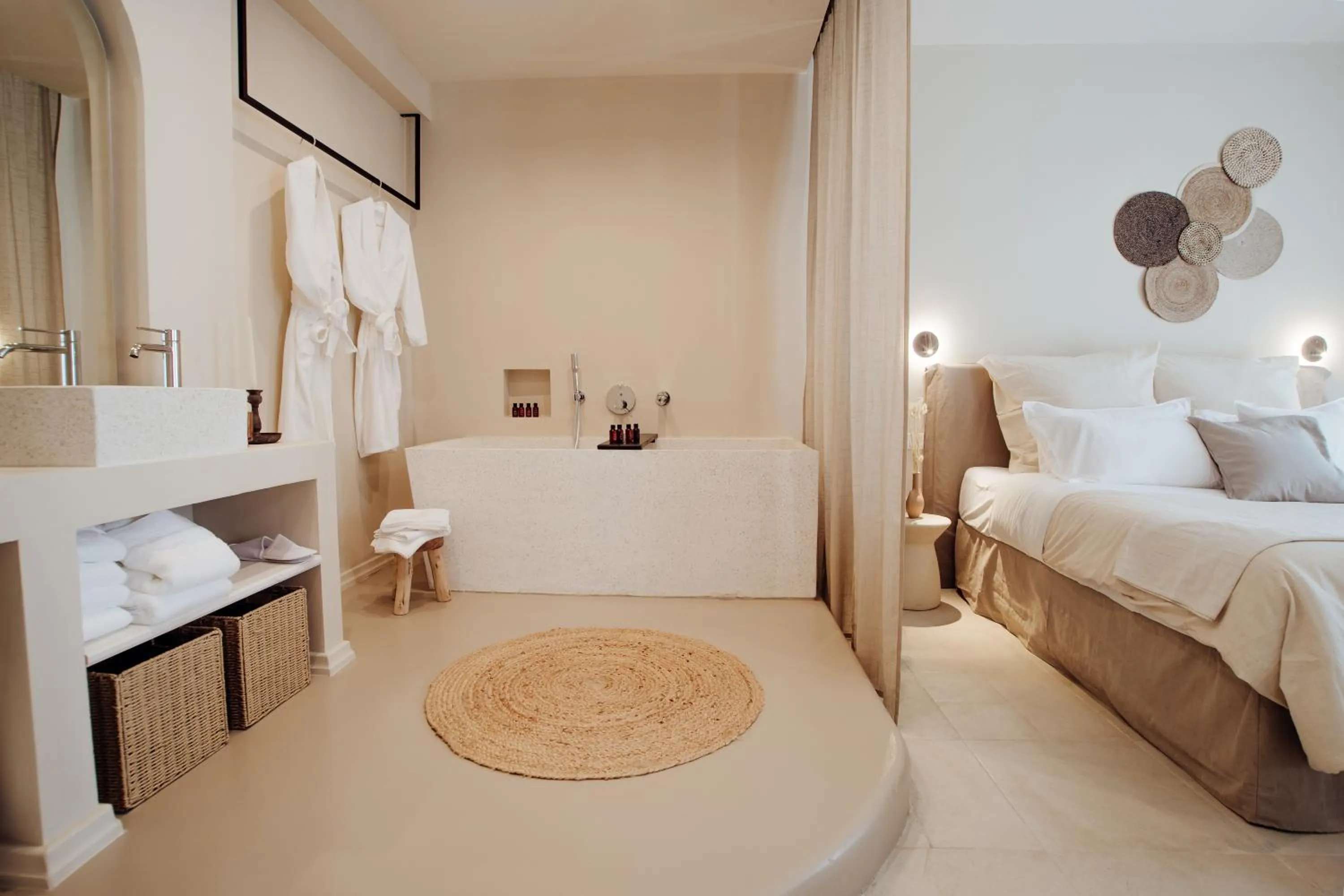 Bath, Bed in Thymises Boutique Hotel