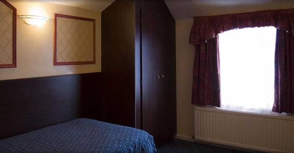 Photo of the whole room, Bed in The Falcon Hotel