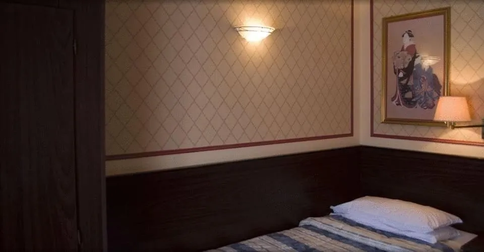 Bed in The Falcon Hotel