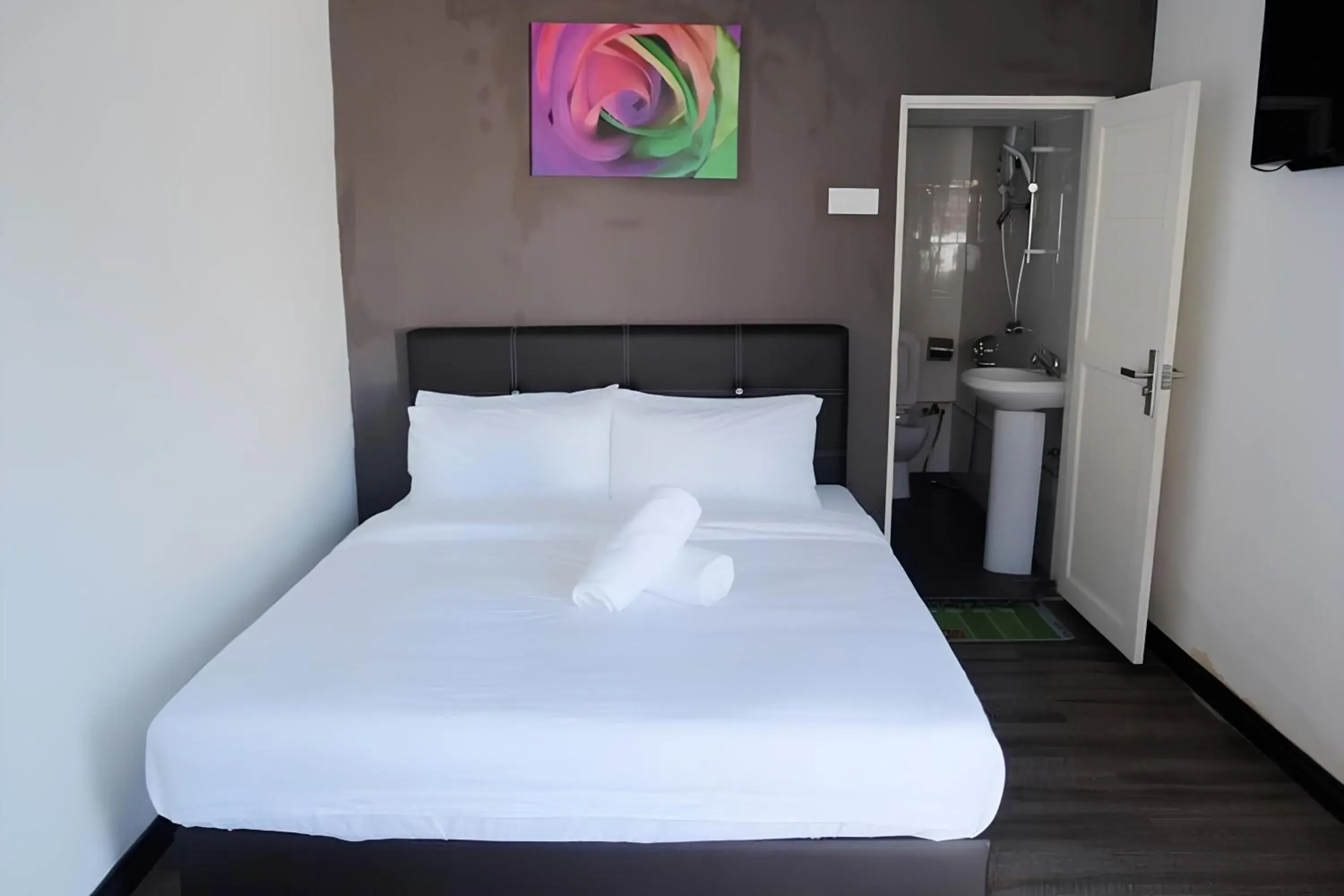 Semi Queen With Bathroom in Natol Homestay - London Foochow Road Semi Queen With Bathroom in Natol Homestay - London Foochow Road