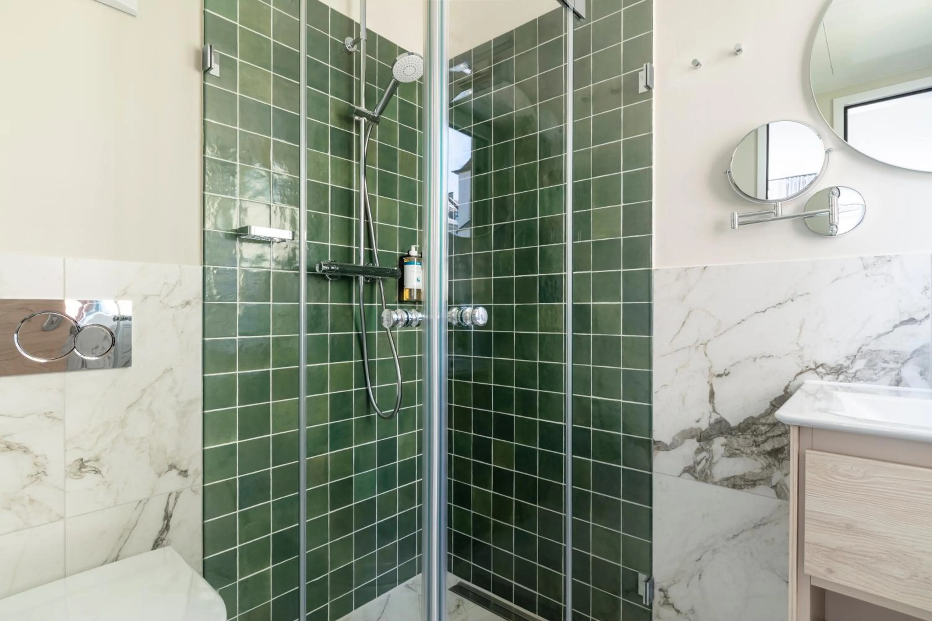 Shower in Numa Munich Blend