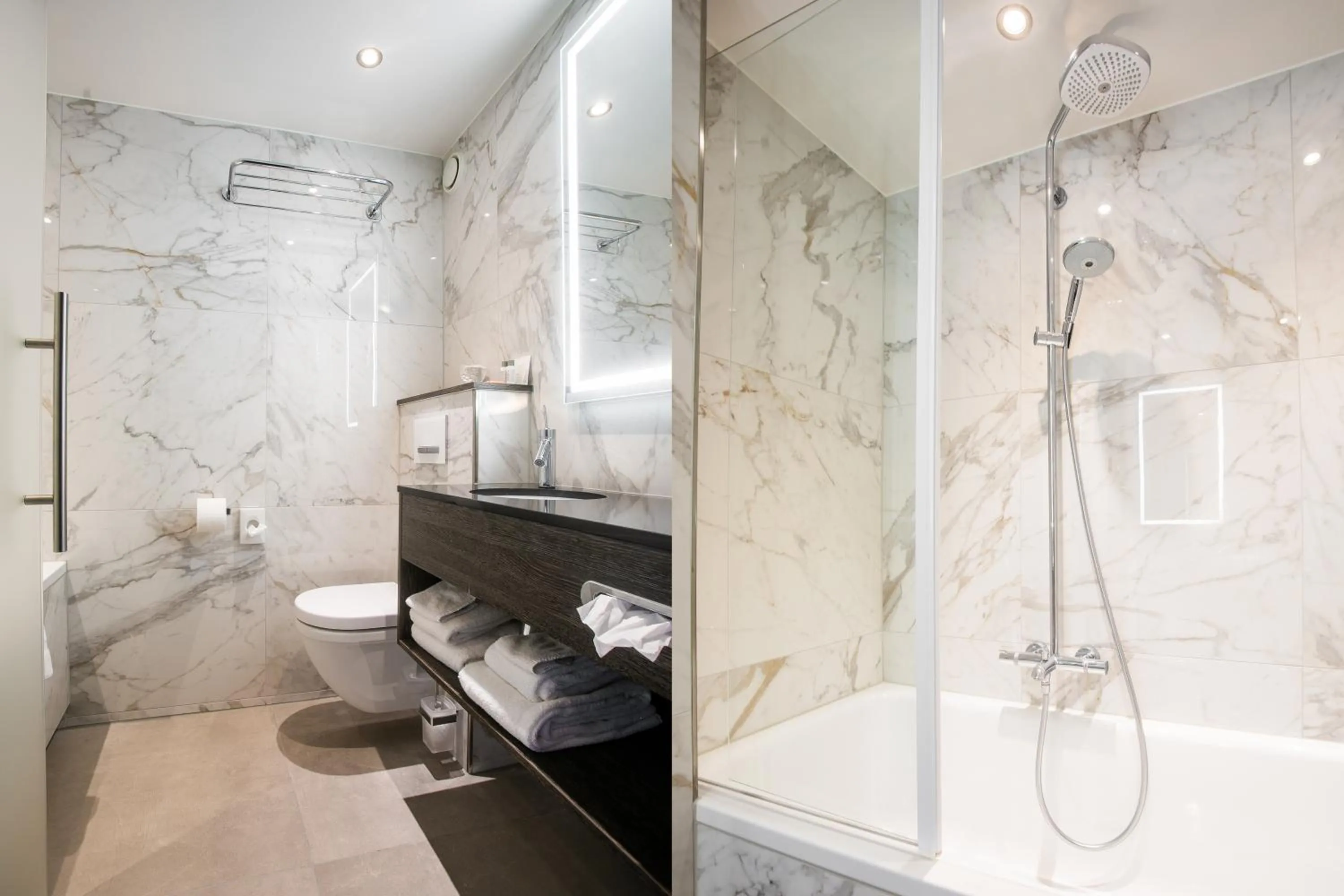 Shower in Golden Tulip Hotel Central