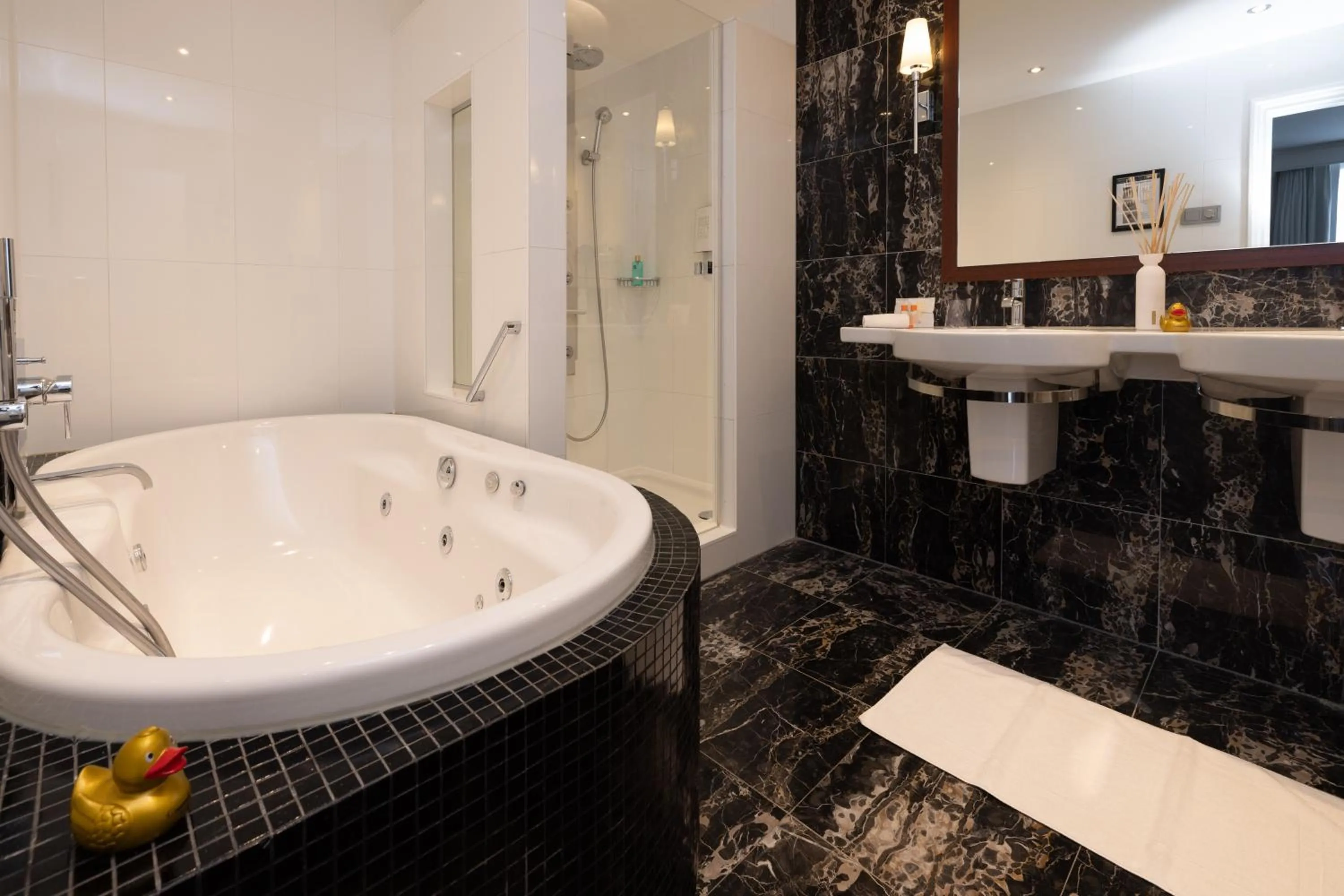 Shower in Golden Tulip Hotel Central