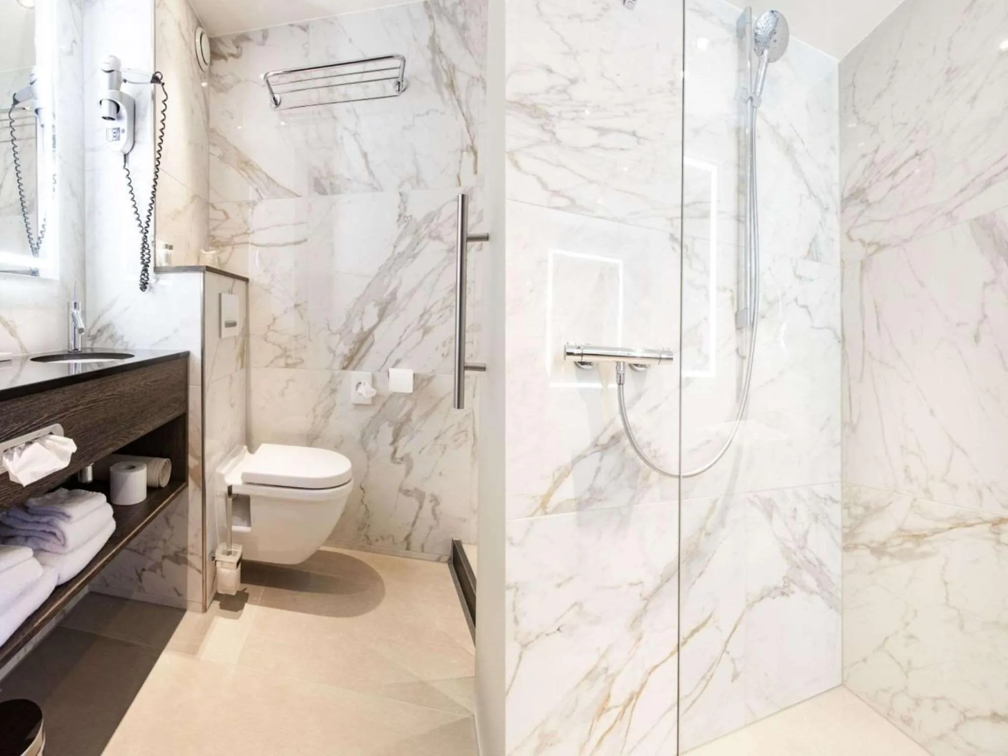 Bathroom in Golden Tulip Hotel Central