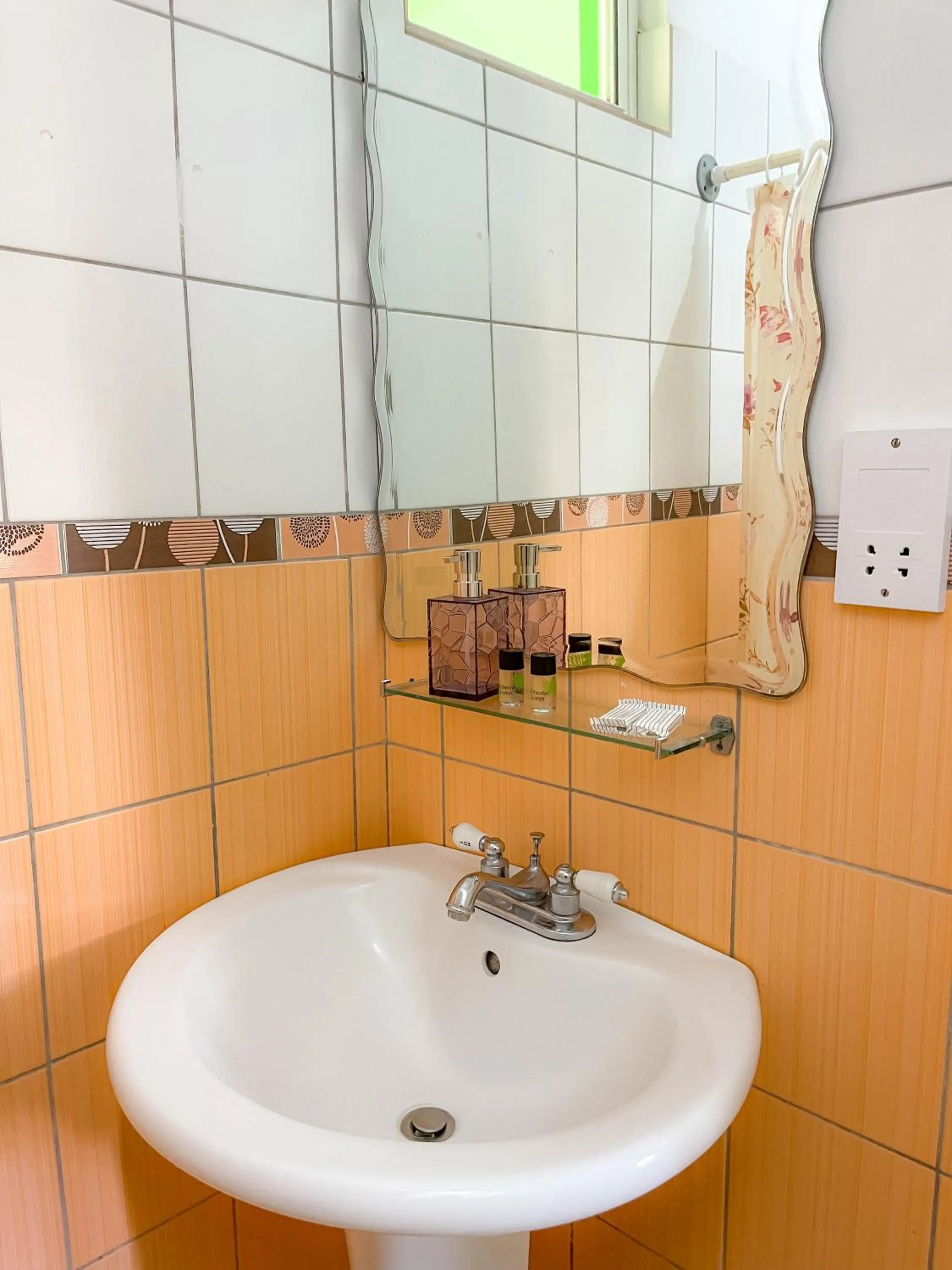 Bathroom in La Flamboyant Hotel