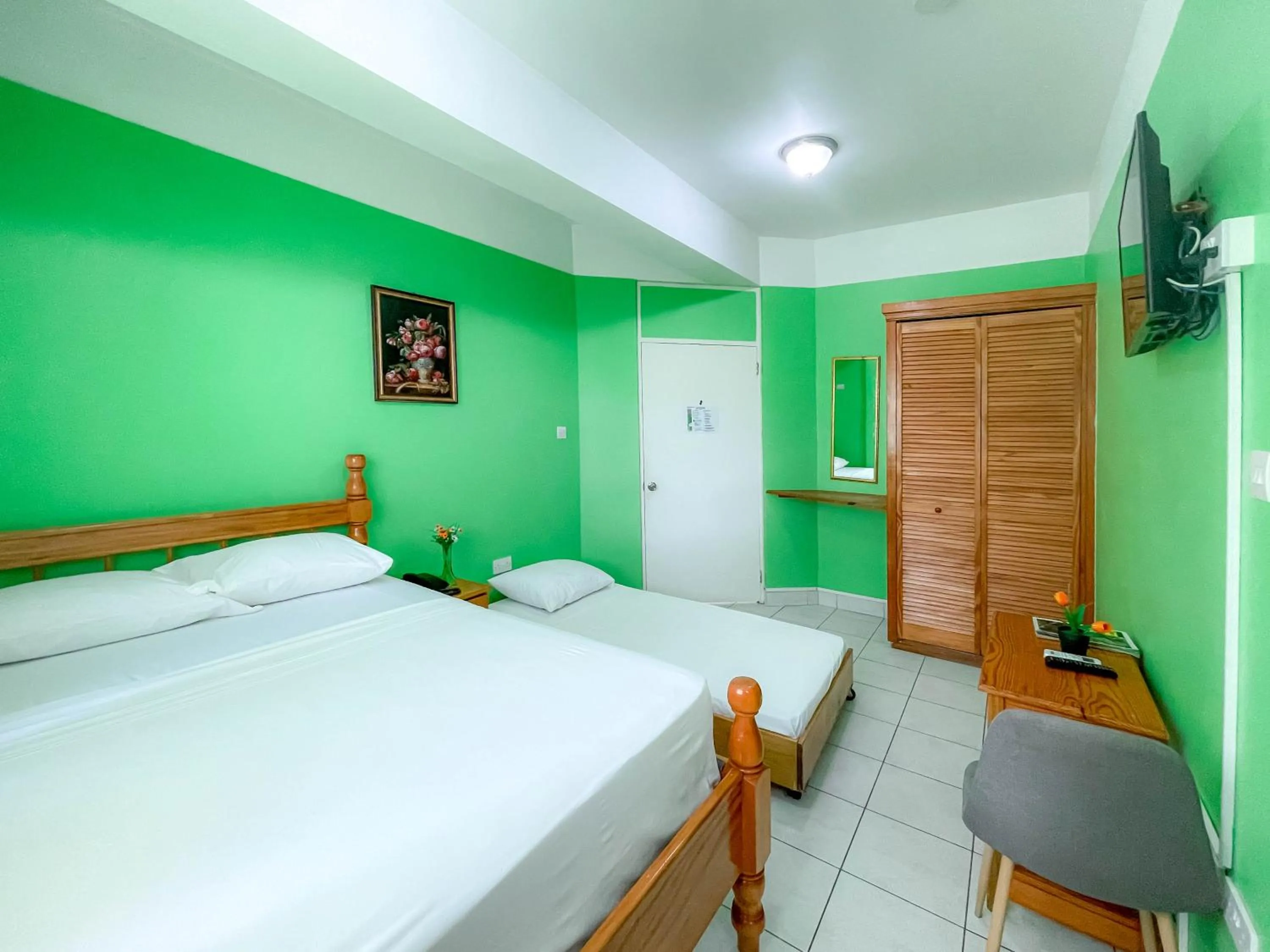 Bedroom, Bed in La Flamboyant Hotel