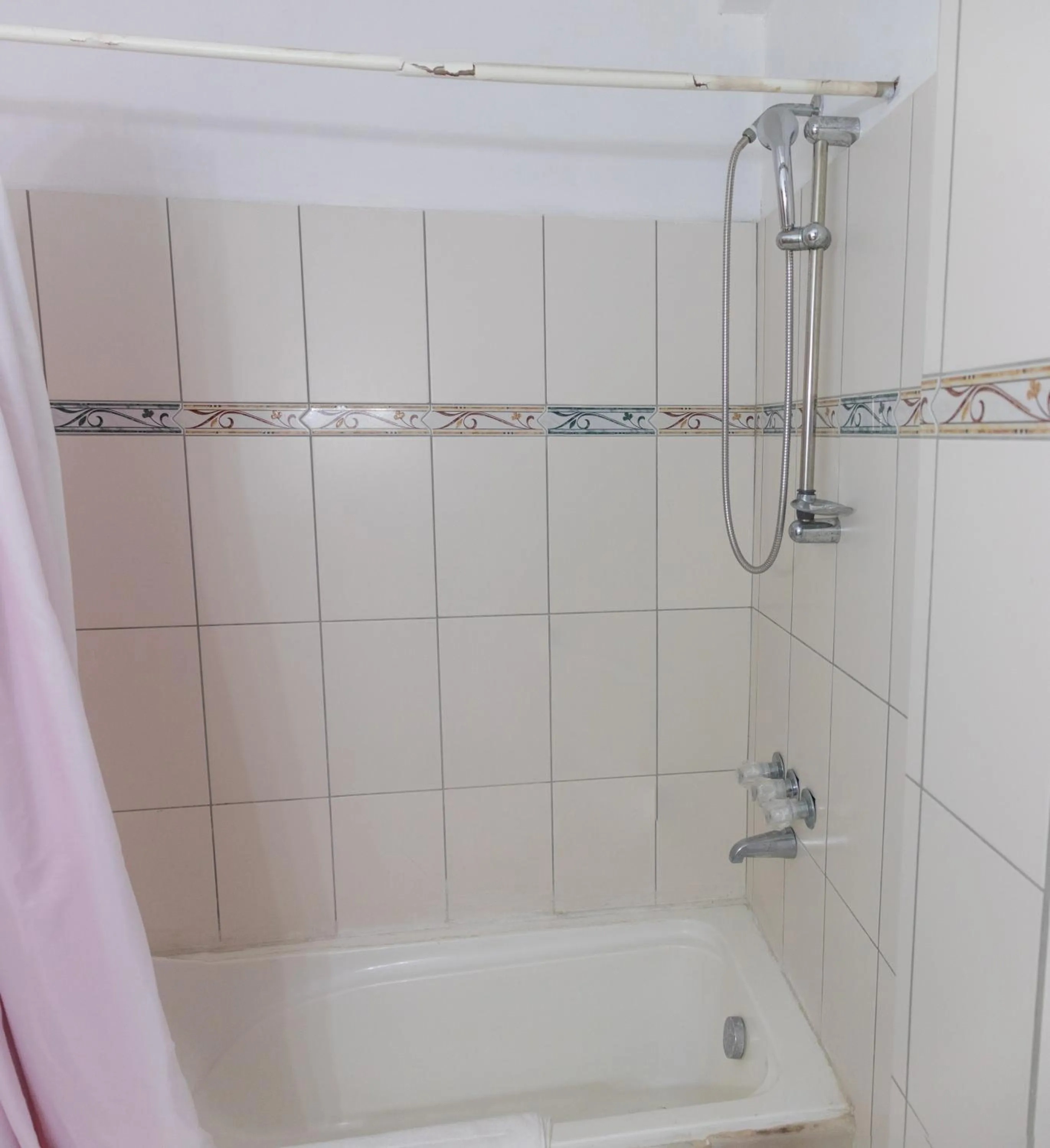 Shower in La Flamboyant Hotel