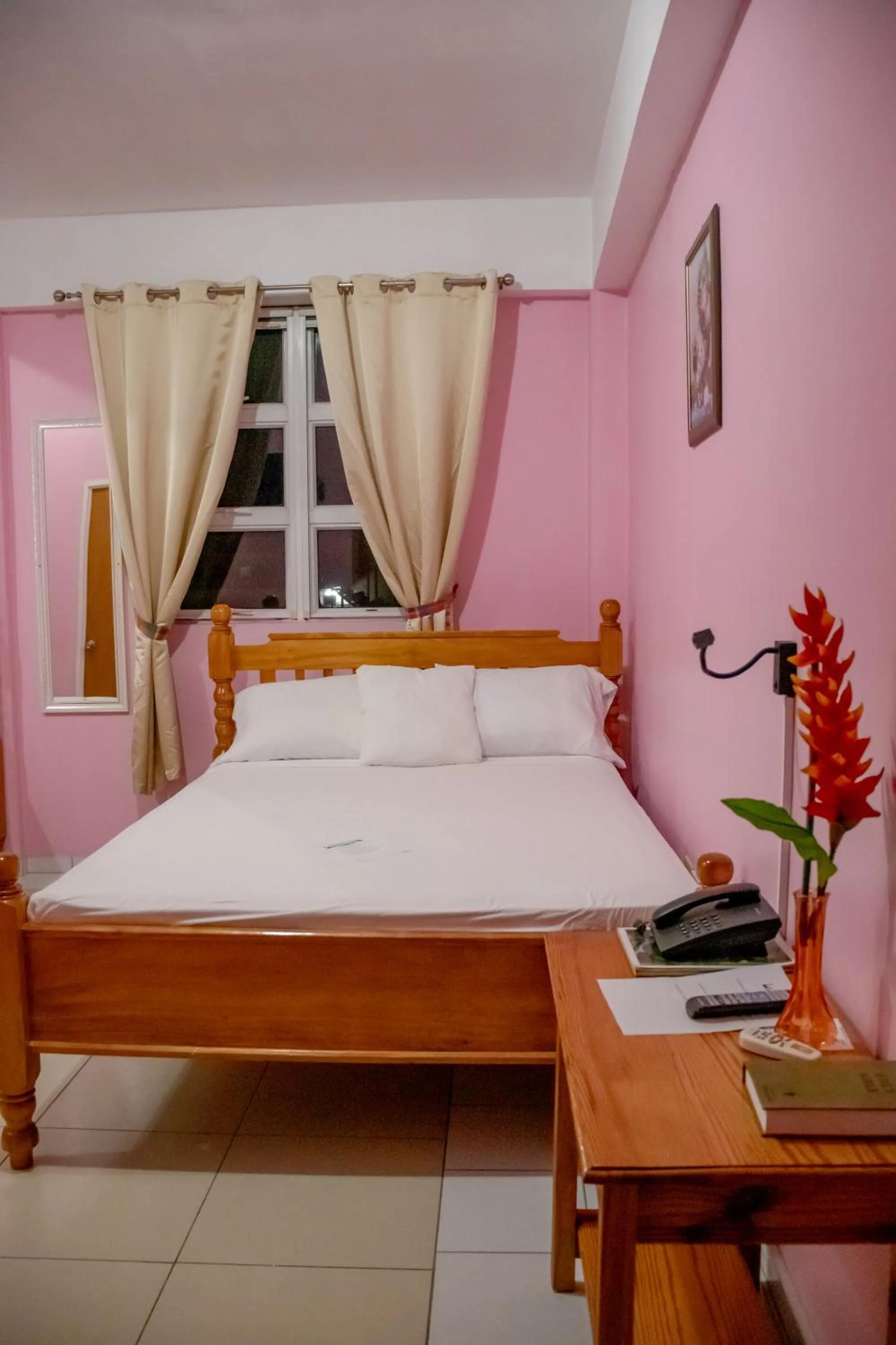 Photo of the whole room, Bed in La Flamboyant Hotel