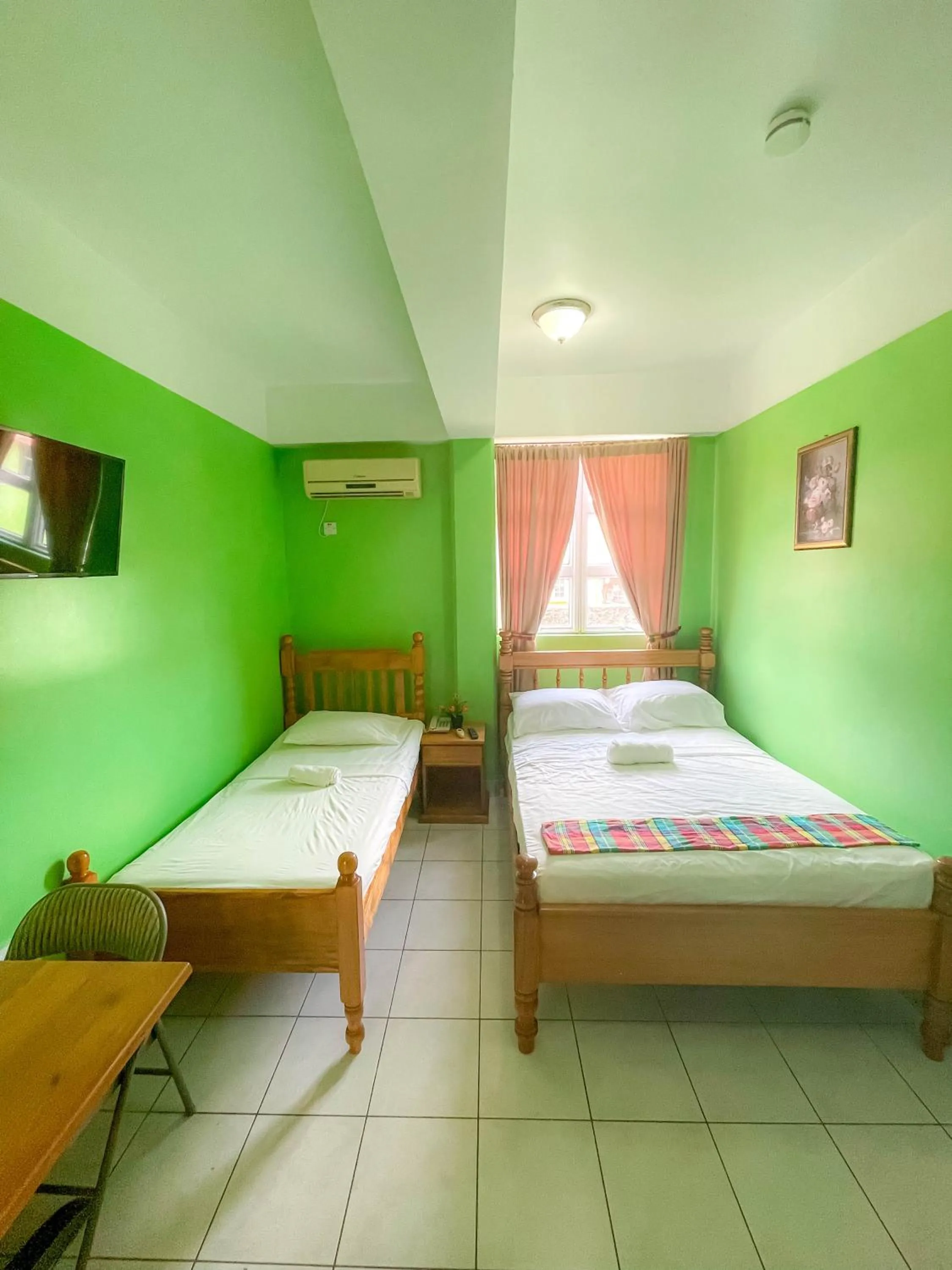 Bedroom, Bed in La Flamboyant Hotel