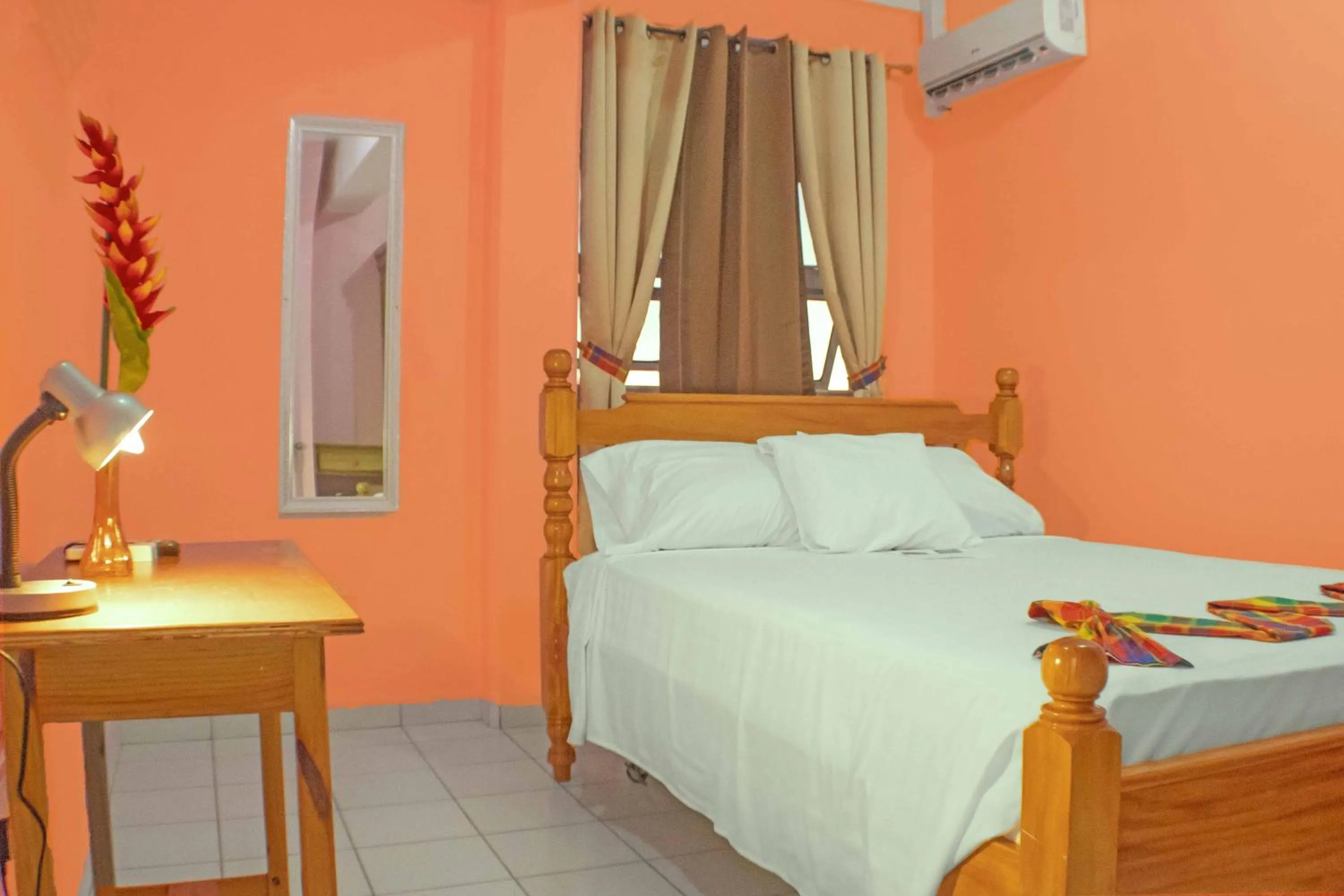 Photo of the whole room, Bed in La Flamboyant Hotel