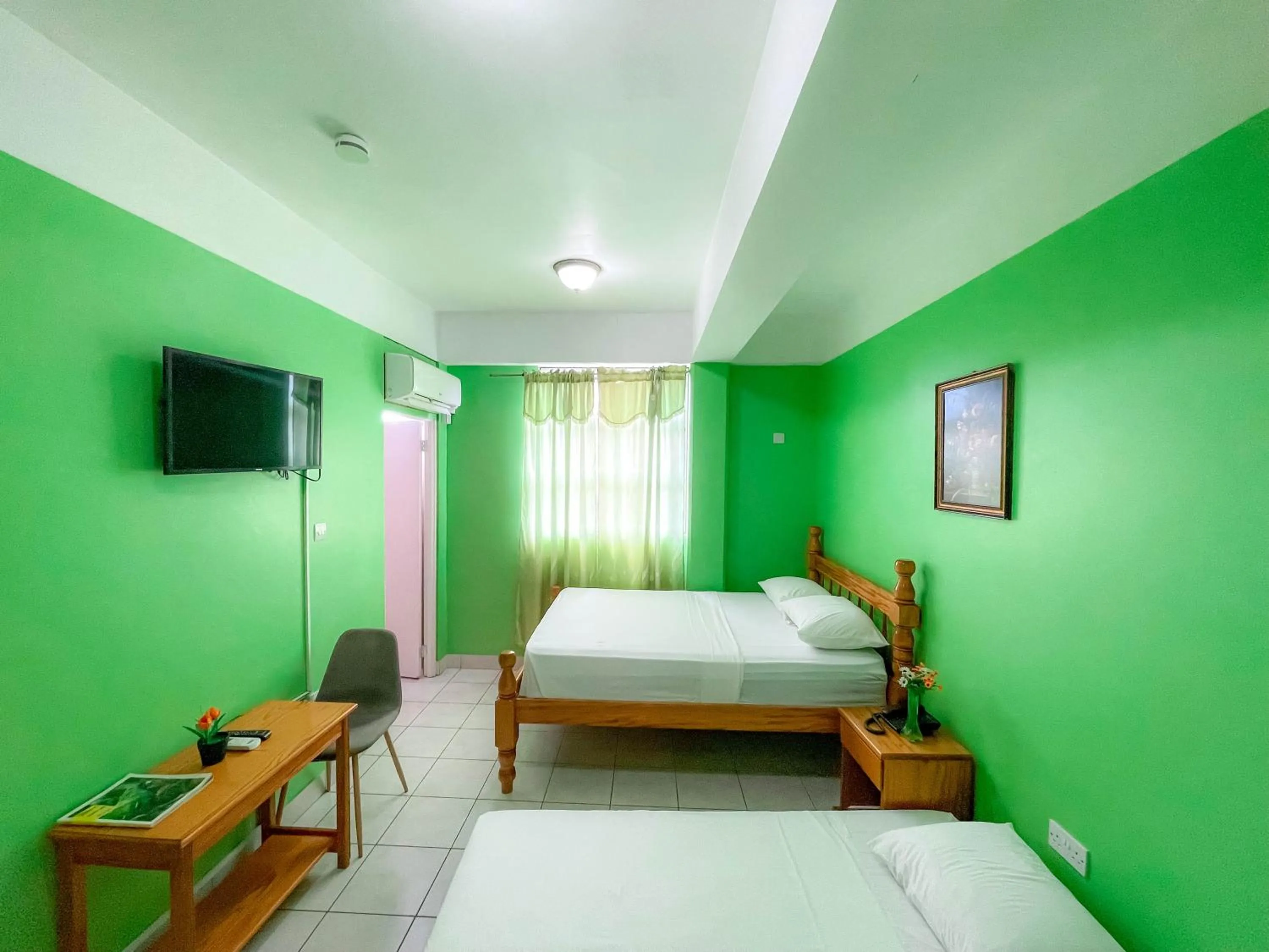 Bedroom, Bed in La Flamboyant Hotel