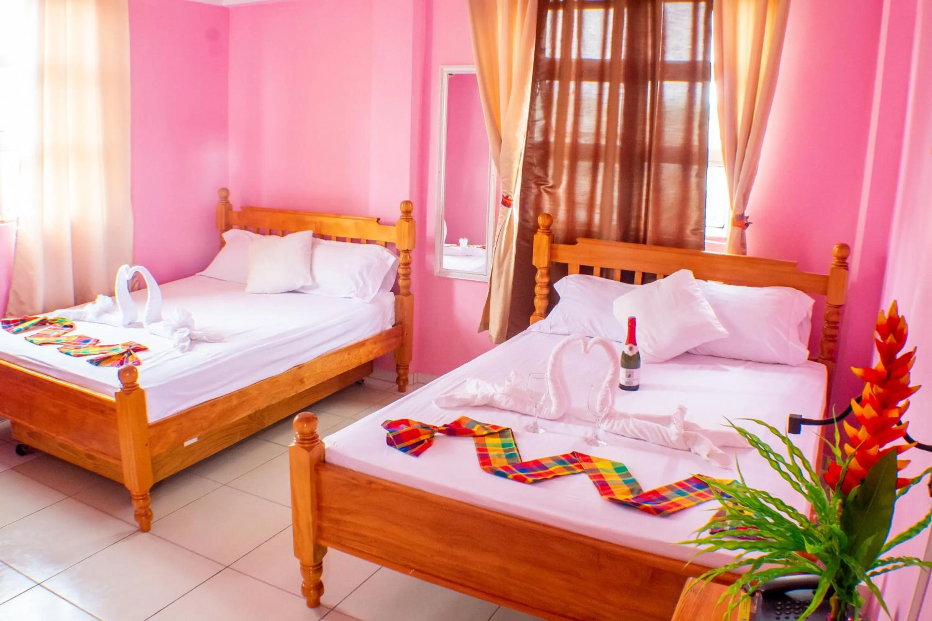 Photo of the whole room, Bed in La Flamboyant Hotel