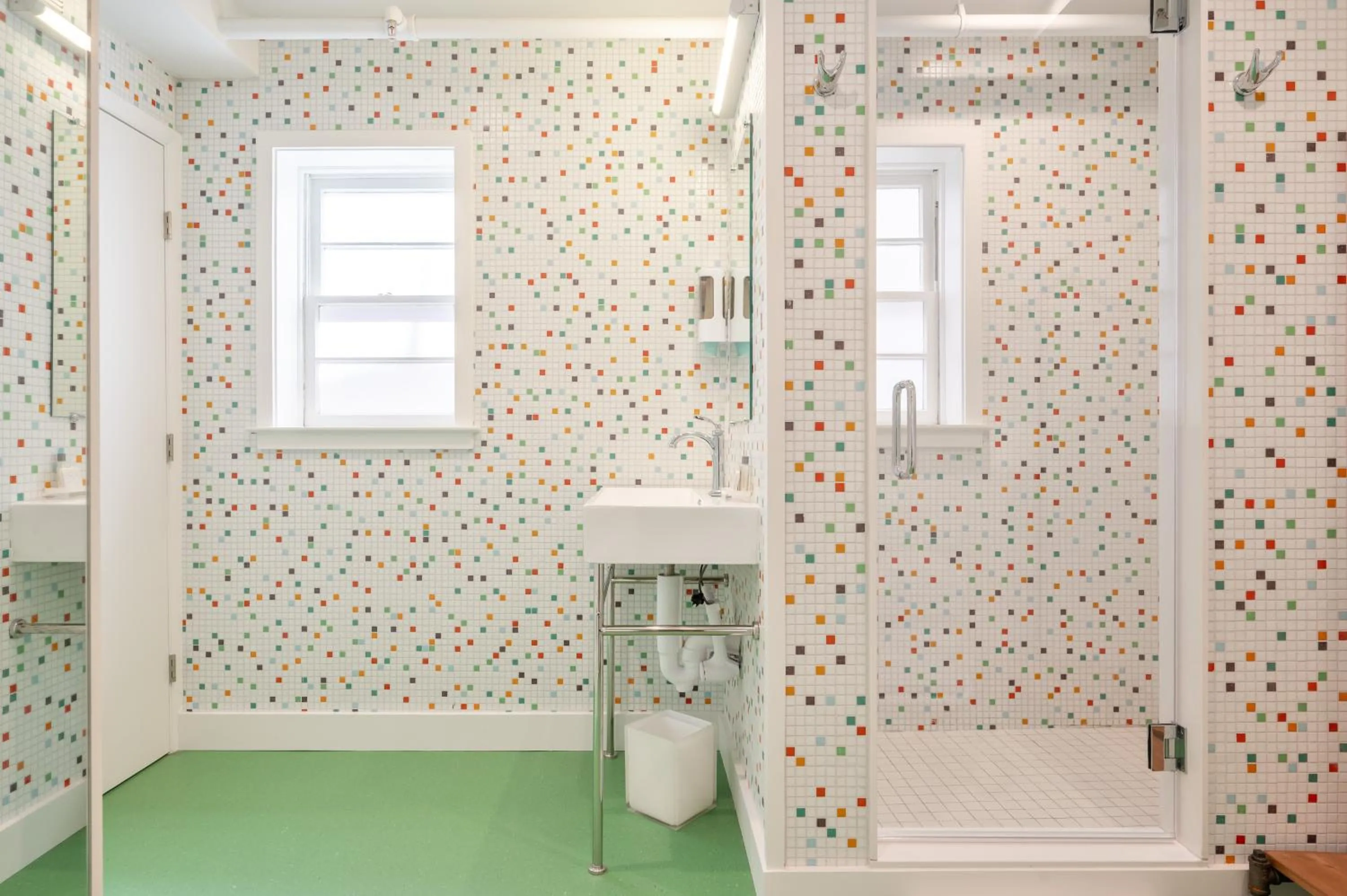 Shower in Little Mod Hotel at the University