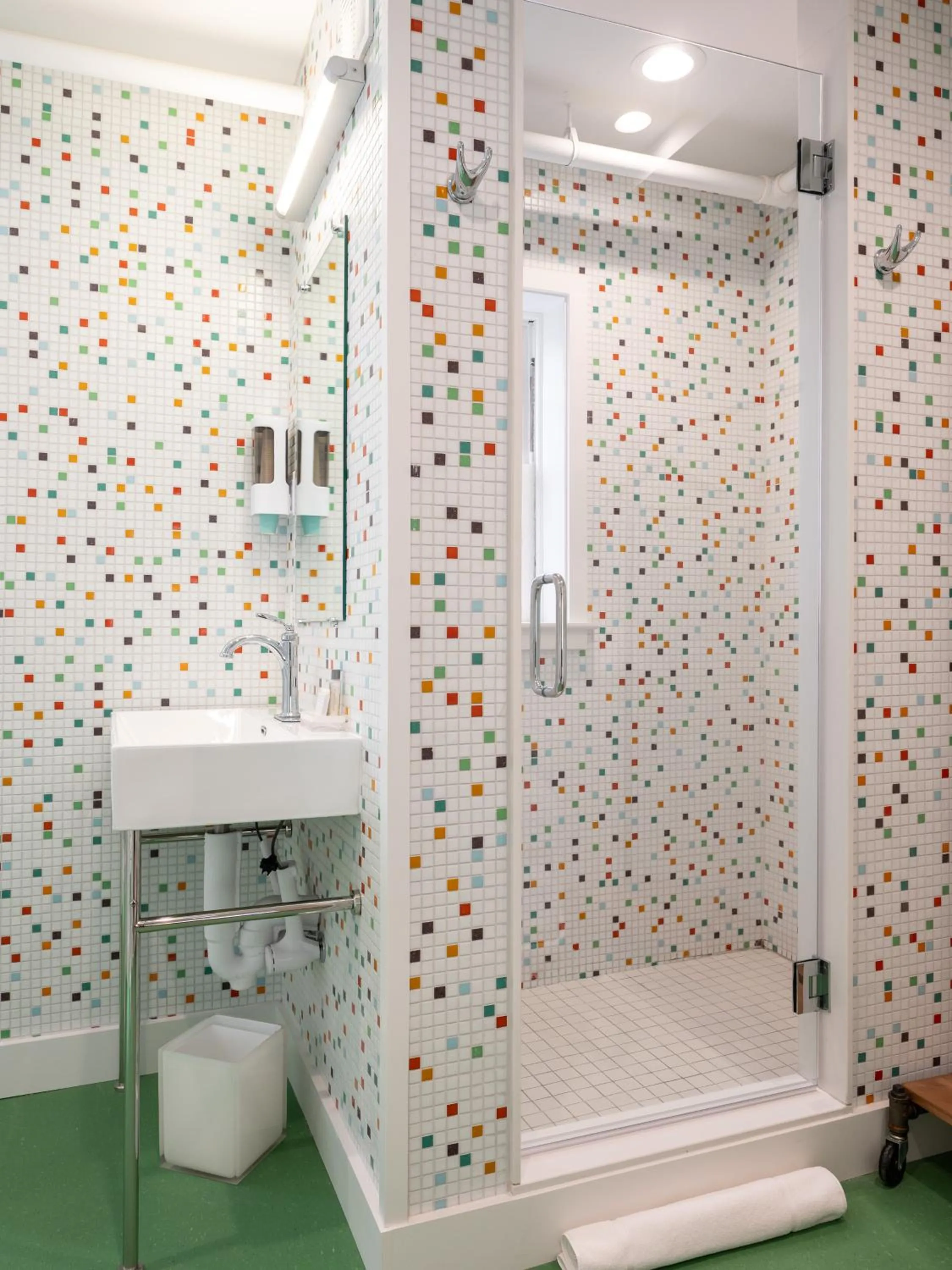 Shower in Little Mod Hotel at the University