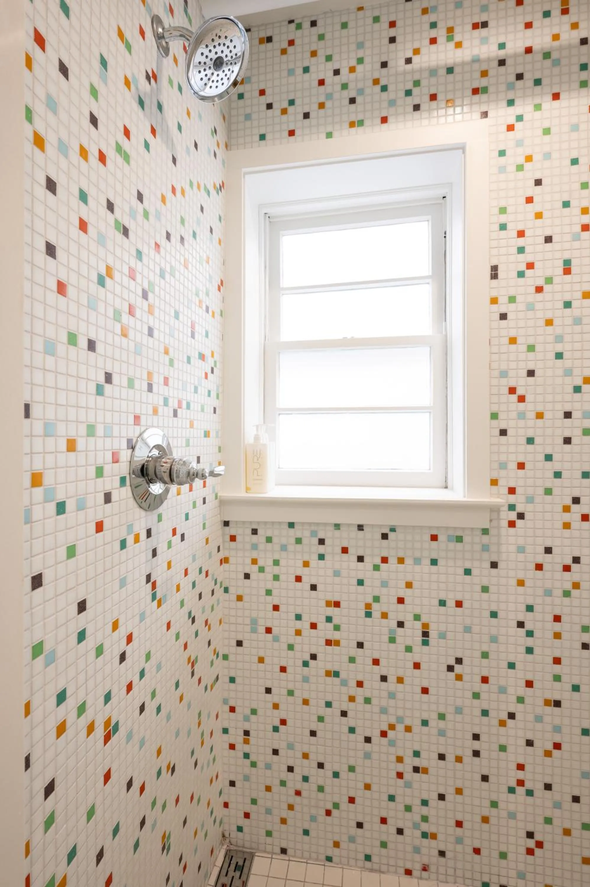 Shower in Little Mod Hotel at the University