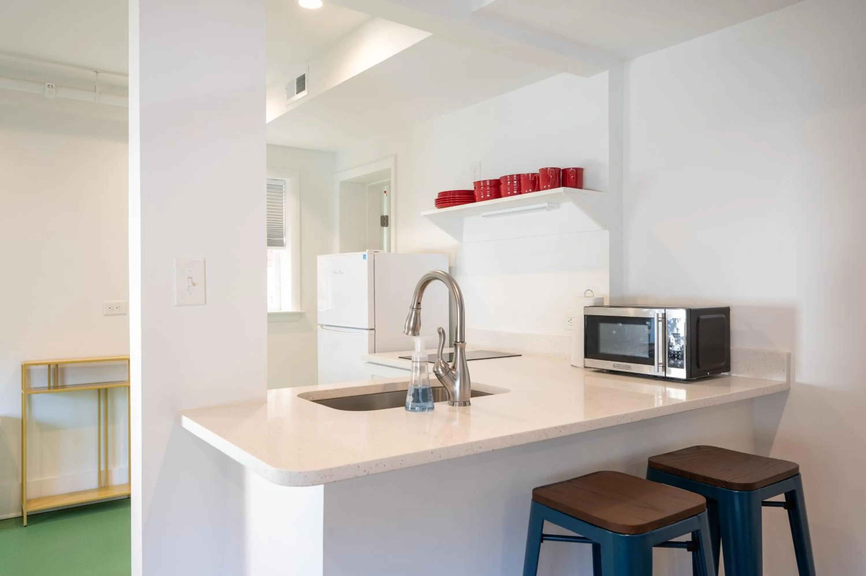 Kitchen or kitchenette in Little Mod Hotel at the University