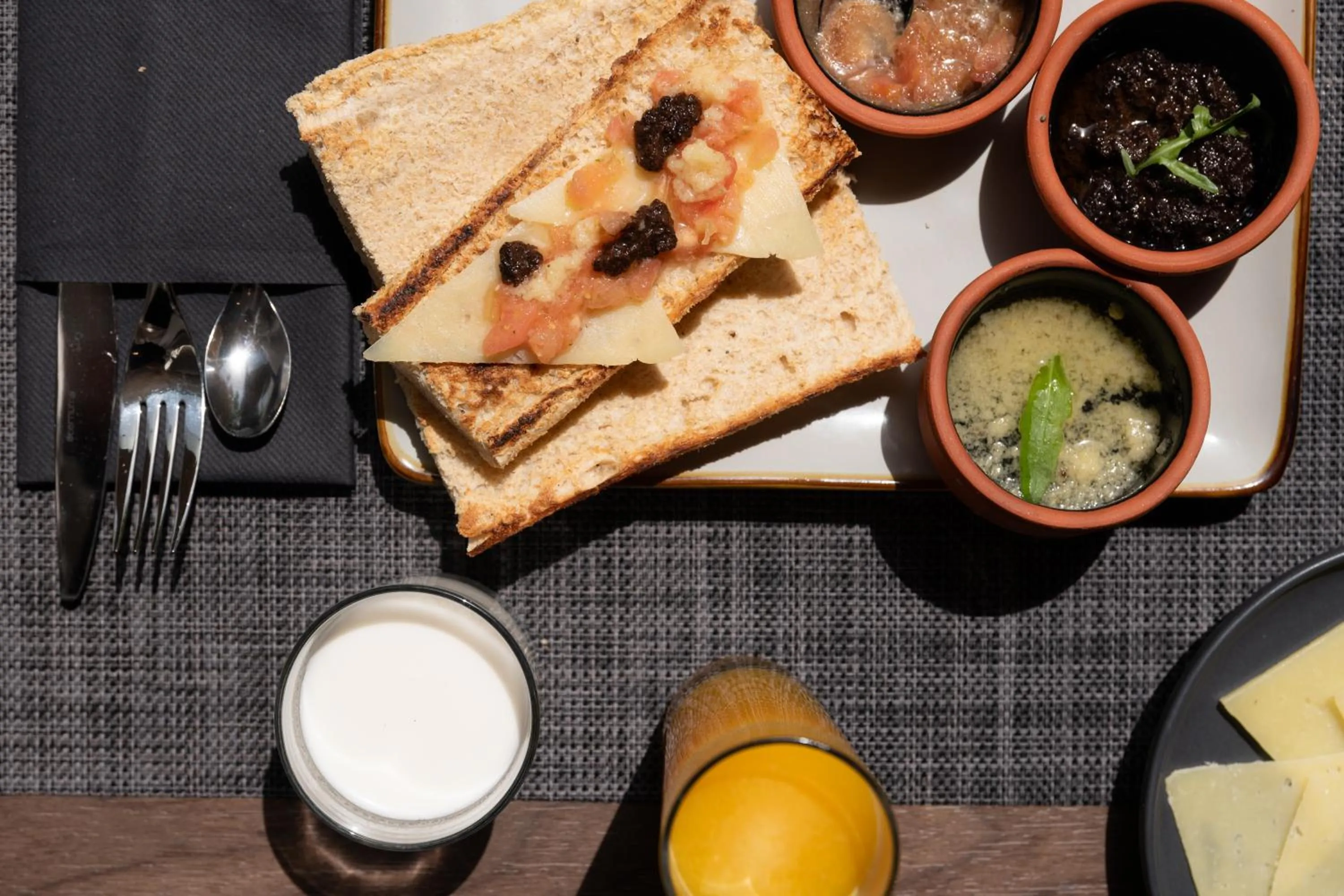 Restaurant/places to eat in DIAGONAL HOTEL