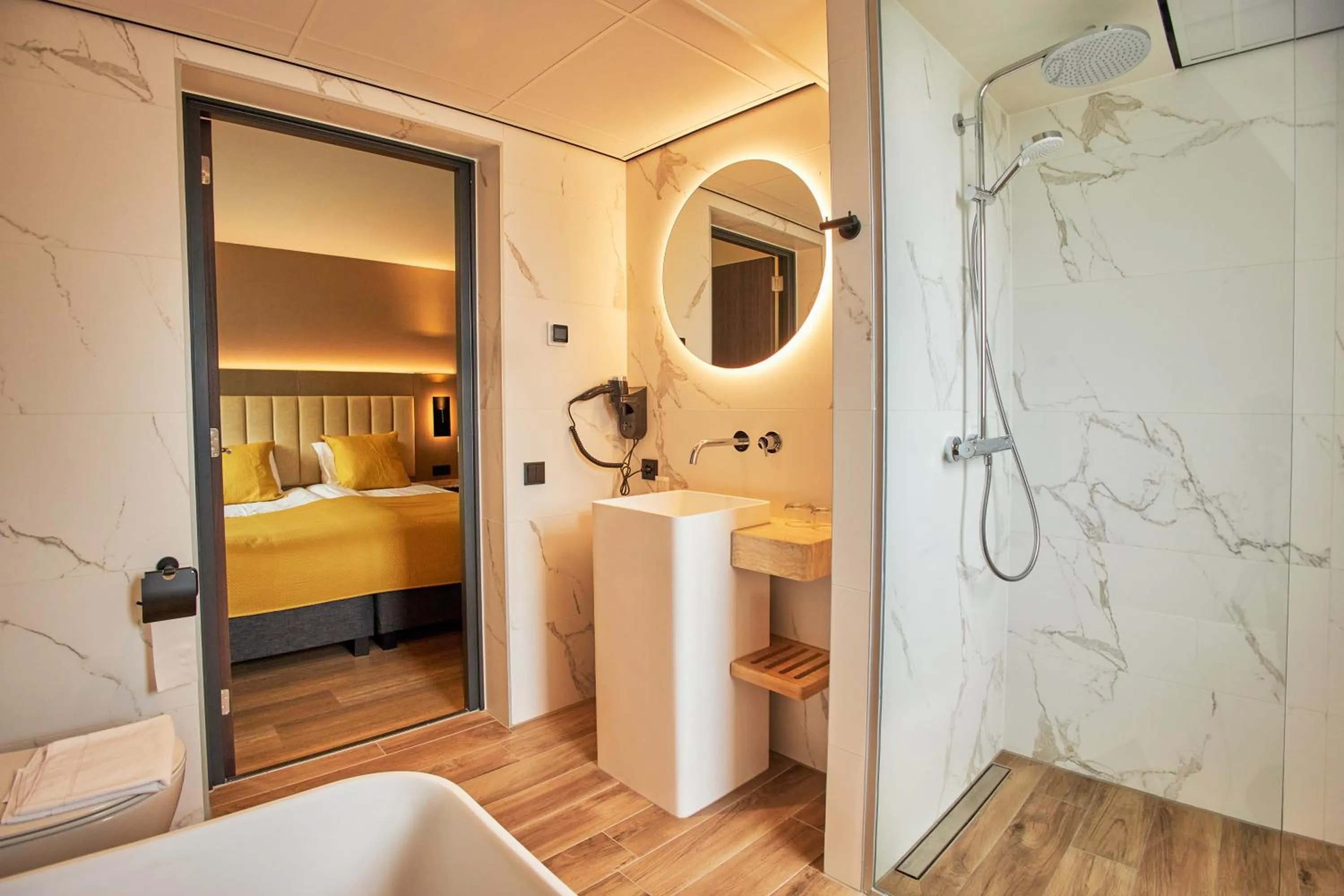 Shower, Bed in Hotel Hoogeveen