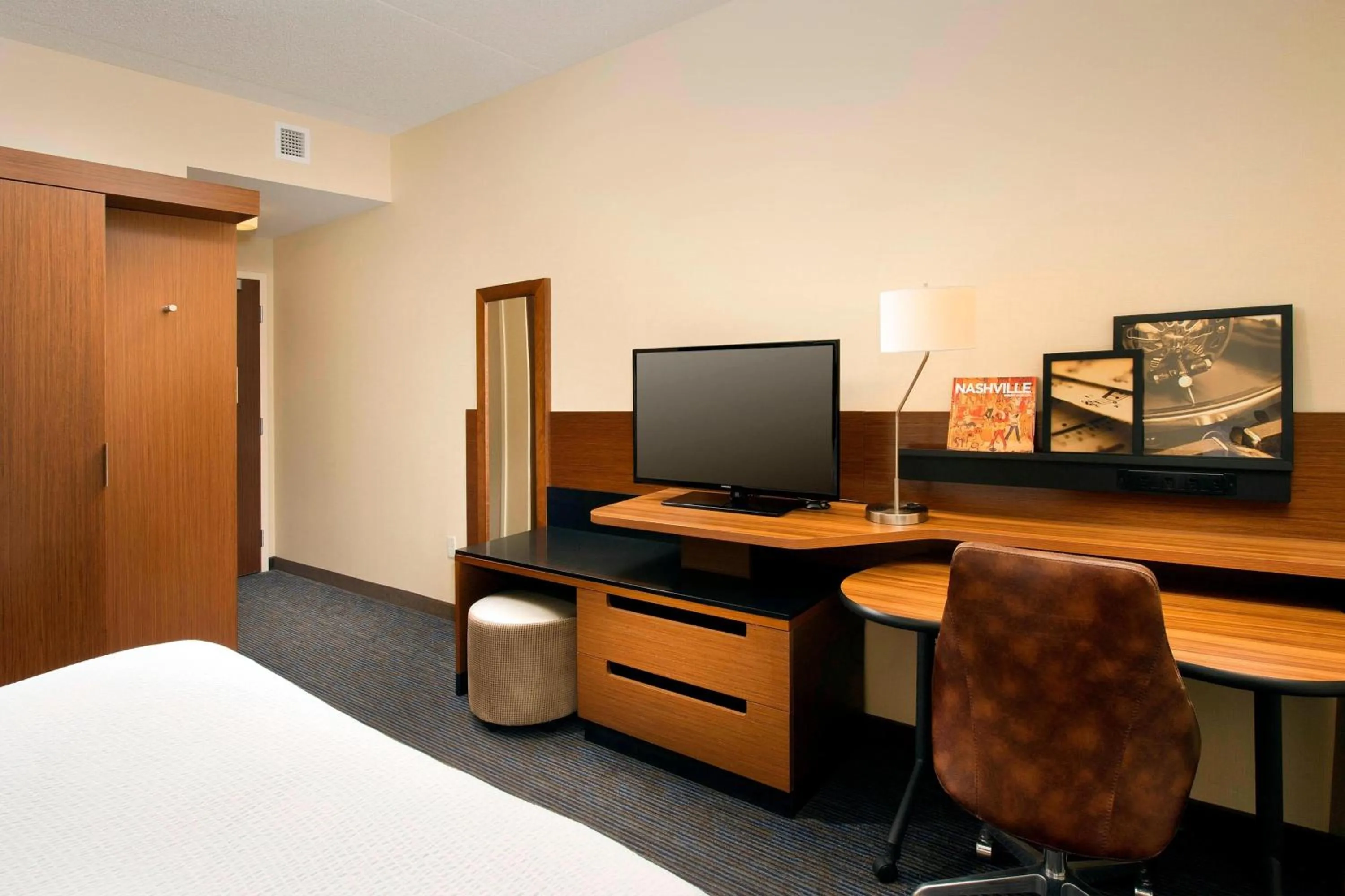 Photo of the whole room, Bed in Fairfield Inn and Suites by Marriott Nashville Downtown/The Gulch