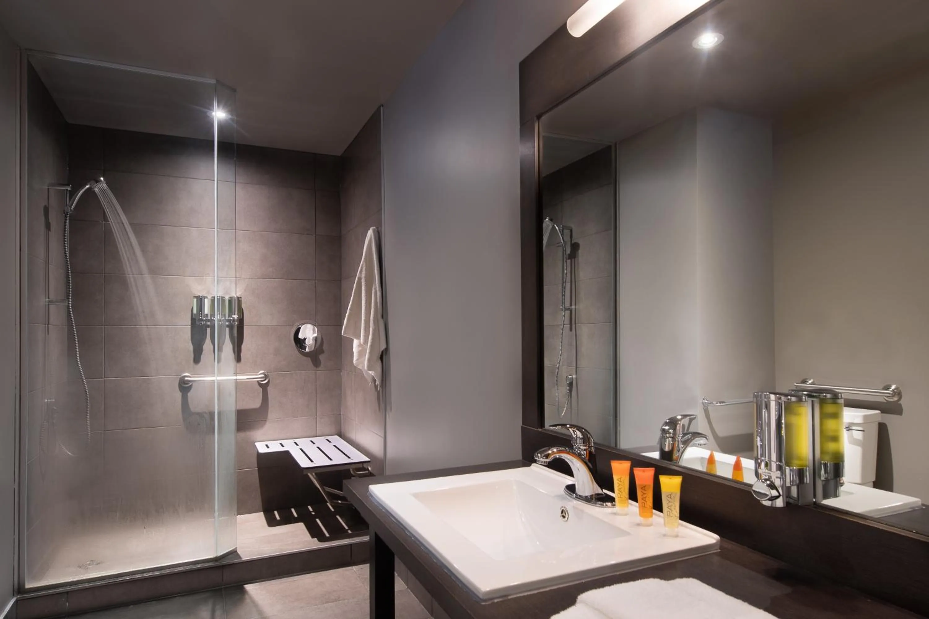 Shower in Hôtel Baker