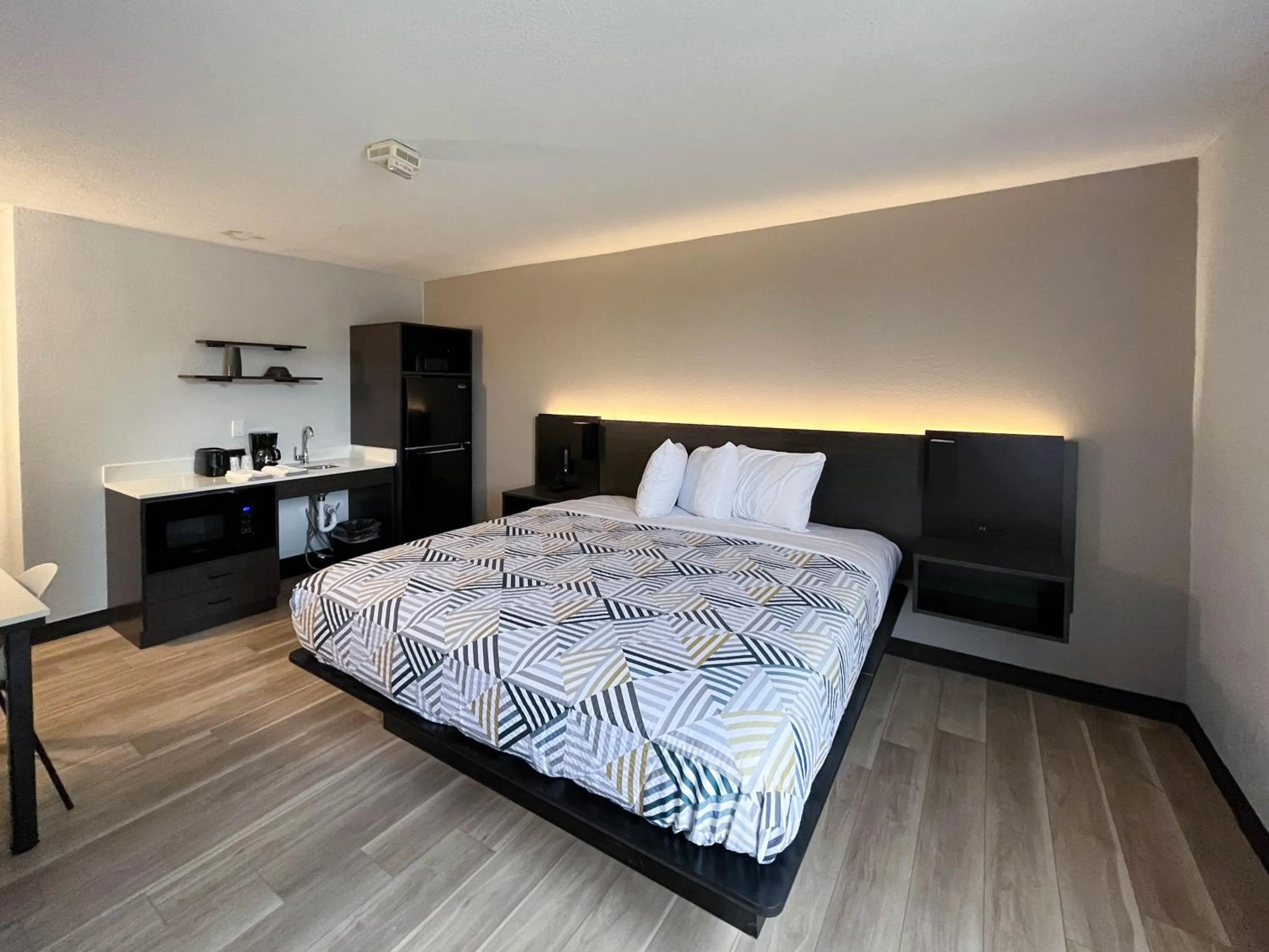 Bedroom, Bed in Studio 6 Nacogdoches TX SFA University